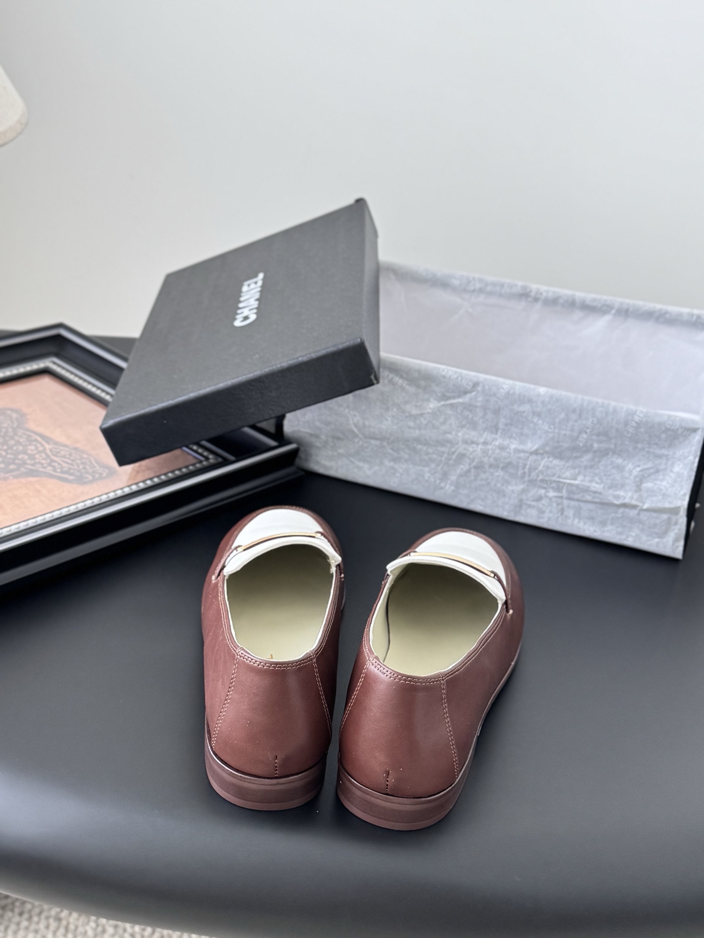 シャネル シューズ レディース メンズ 兼用 シンプル プレーントゥ ブラウン ホワイト シューズ 2色展開 軽量 通勤 通学 シンプル レトロ 高級感 2023年秋冬新作 38-40サイズ対応 - 画像 6