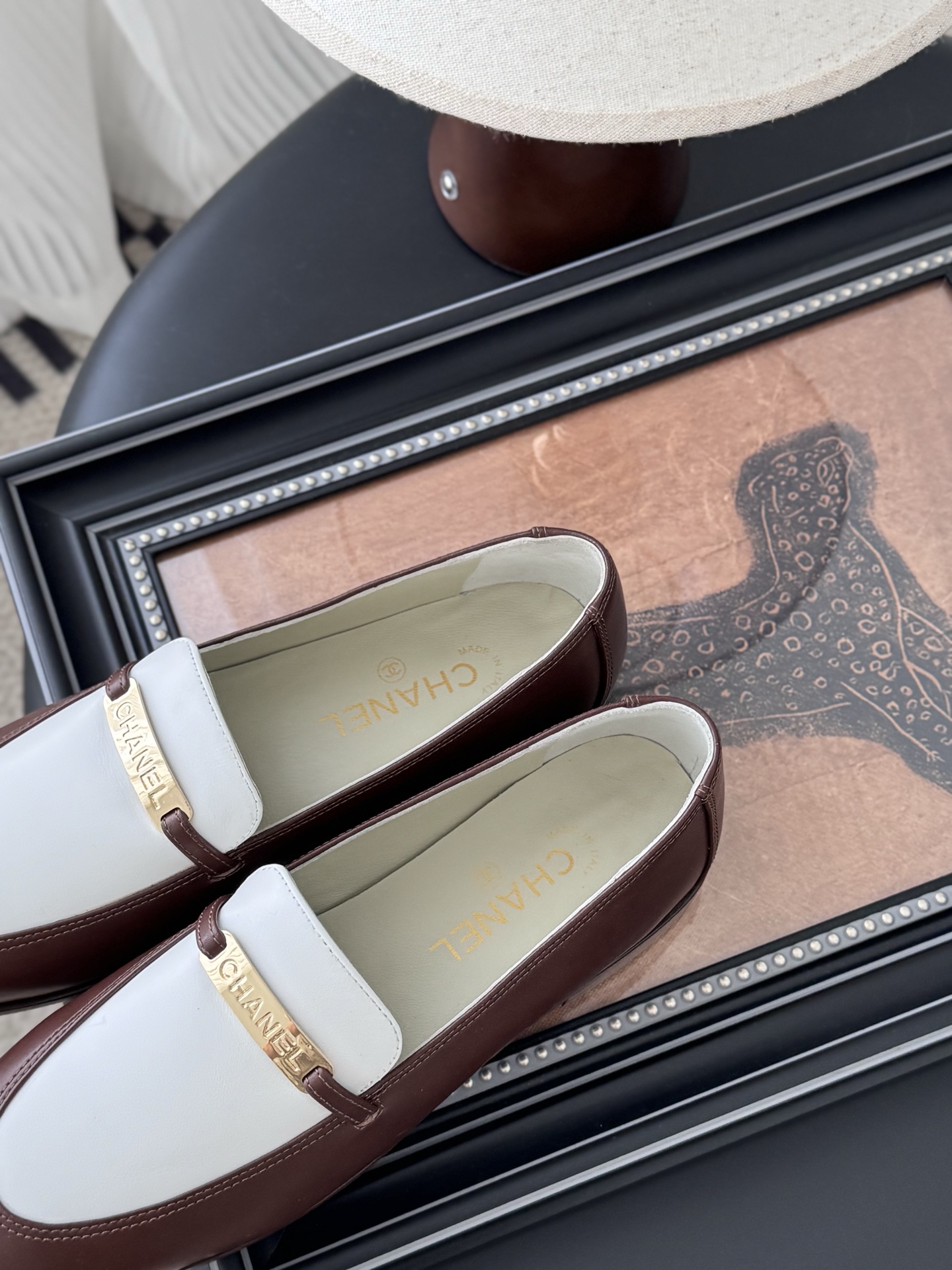 シャネル シューズ レディース メンズ 兼用 シンプル プレーントゥ ブラウン ホワイト シューズ 2色展開 軽量 通勤 通学 シンプル レトロ 高級感 2023年秋冬新作 38-40サイズ対応 - 画像 8