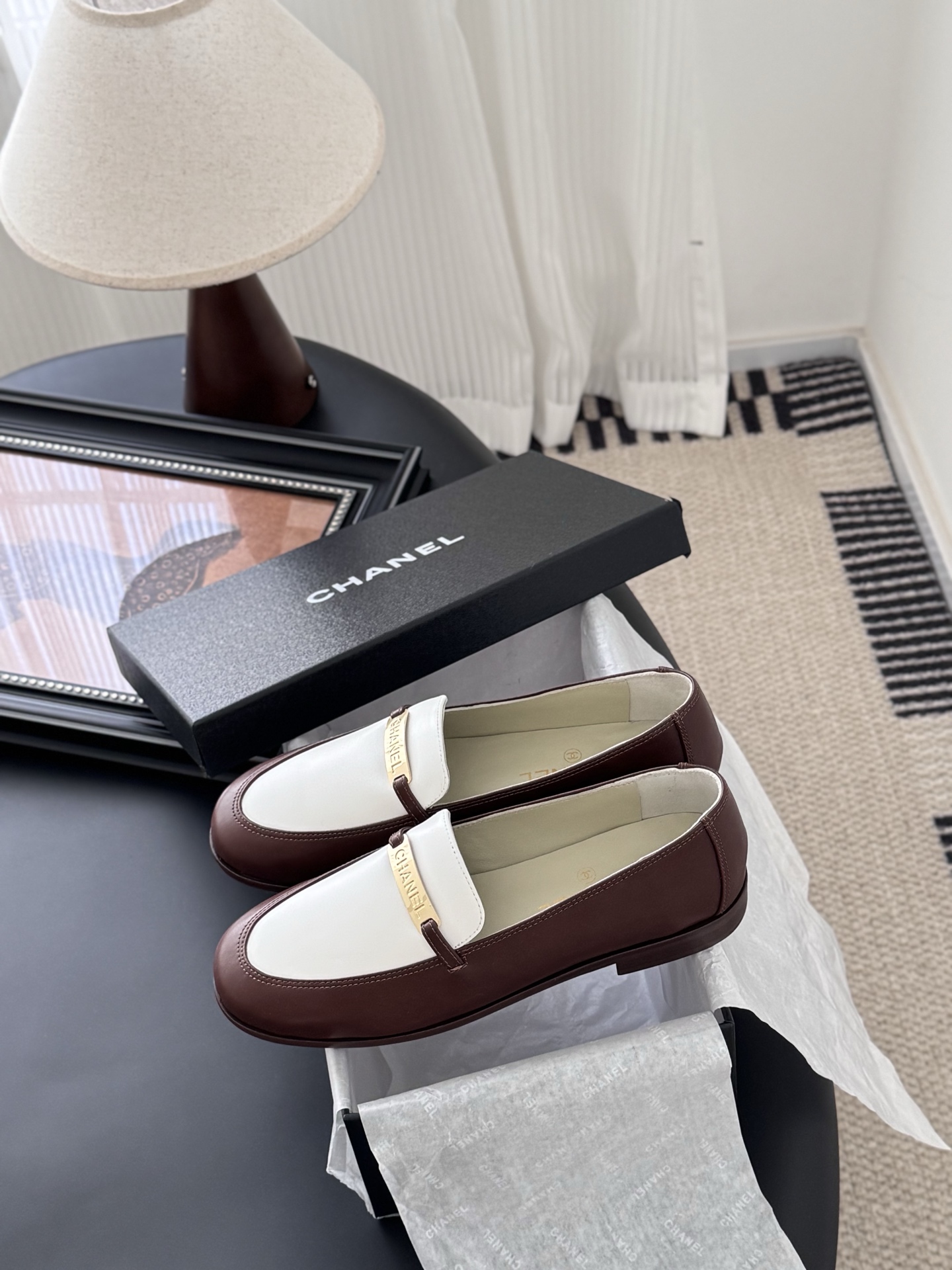 シャネル シューズ レディース メンズ 兼用 シンプル プレーントゥ ブラウン ホワイト シューズ 2色展開 軽量 通勤 通学 シンプル レトロ 高級感 2023年秋冬新作 38-40サイズ対応 - 画像 9