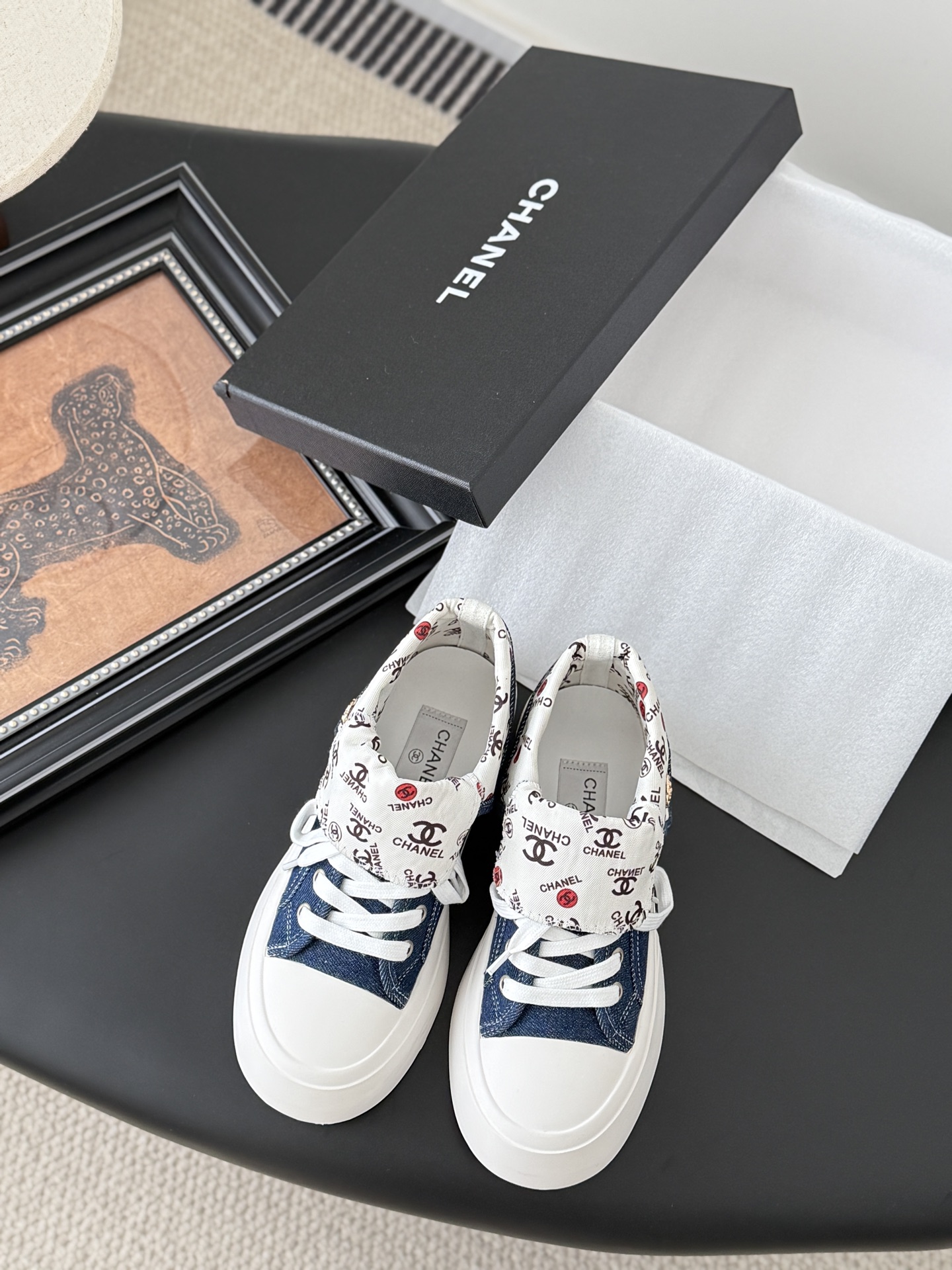 CHANEL シューズ レディース メンズ 兼用 靴下にロゴプリント デニム ホワイト ブルー ファッションスニーカー 通勤 通学 旅 2WAY 丸洗いOK 黒 白 ベージュ