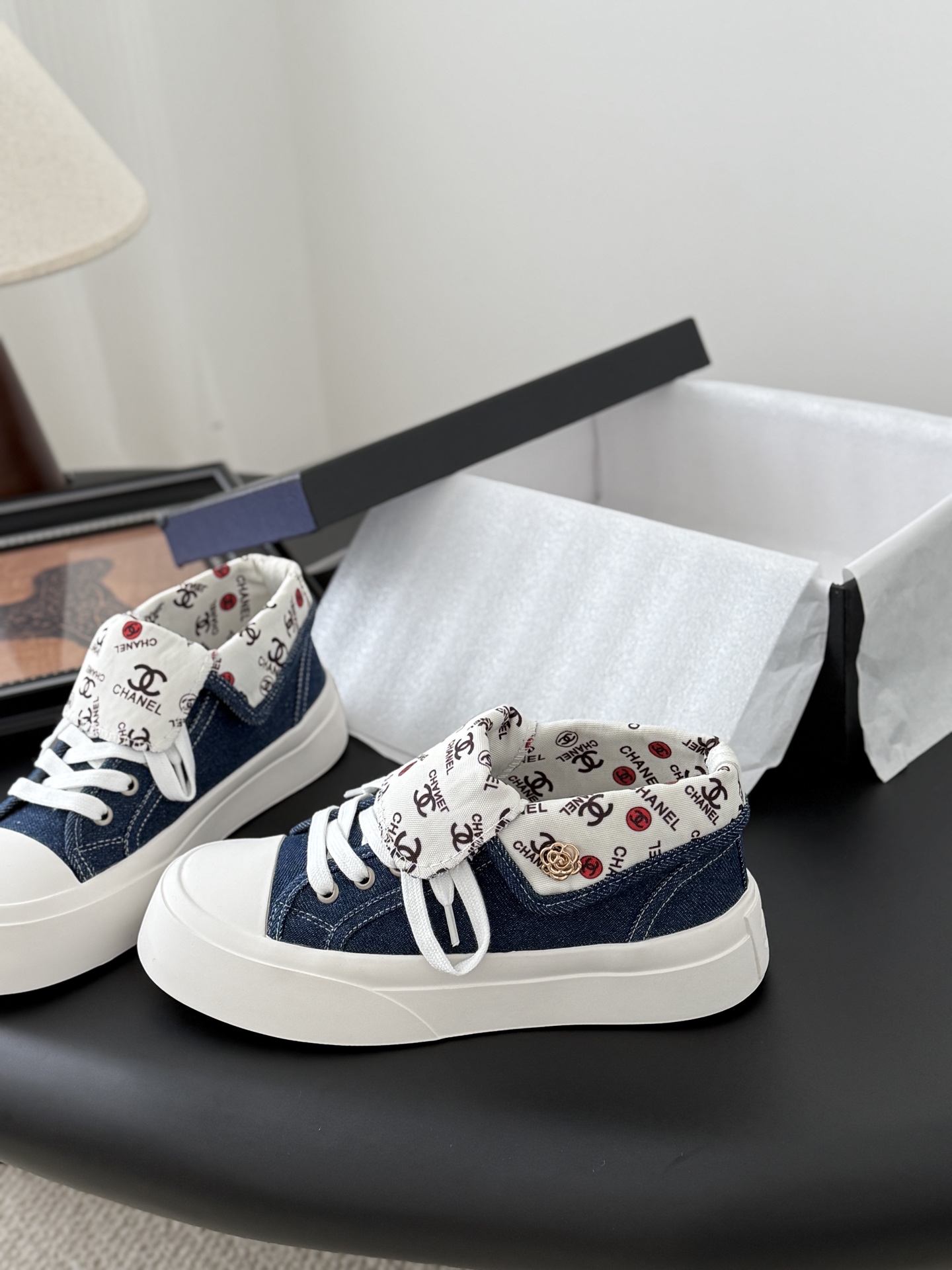 CHANEL シューズ レディース メンズ 兼用 靴下にロゴプリント デニム ホワイト ブルー ファッションスニーカー 通勤 通学 旅 2WAY 丸洗いOK 黒 白 ベージュ - 画像 2