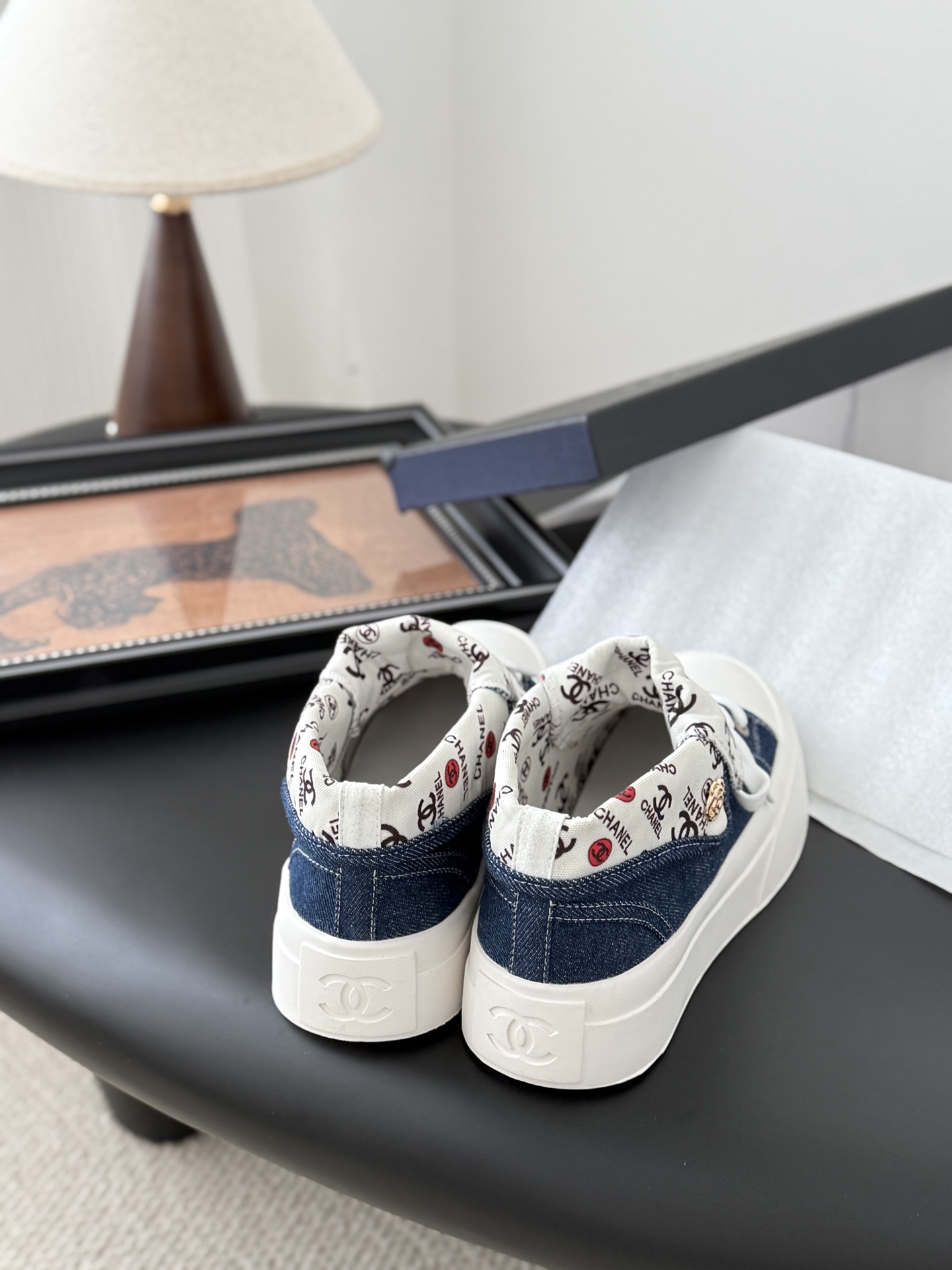 CHANEL シューズ レディース メンズ 兼用 靴下にロゴプリント デニム ホワイト ブルー ファッションスニーカー 通勤 通学 旅 2WAY 丸洗いOK 黒 白 ベージュ - 画像 3