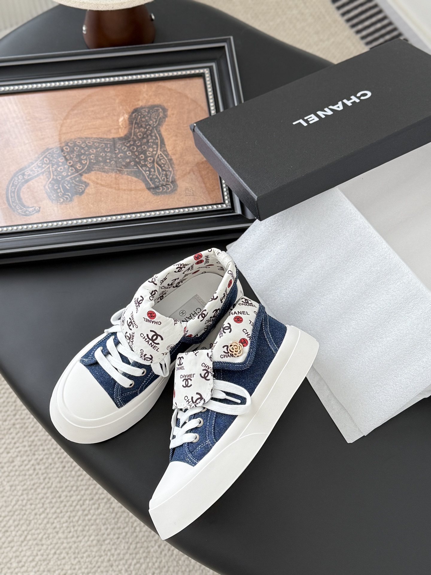 CHANEL シューズ レディース メンズ 兼用 靴下にロゴプリント デニム ホワイト ブルー ファッションスニーカー 通勤 通学 旅 2WAY 丸洗いOK 黒 白 ベージュ - 画像 4