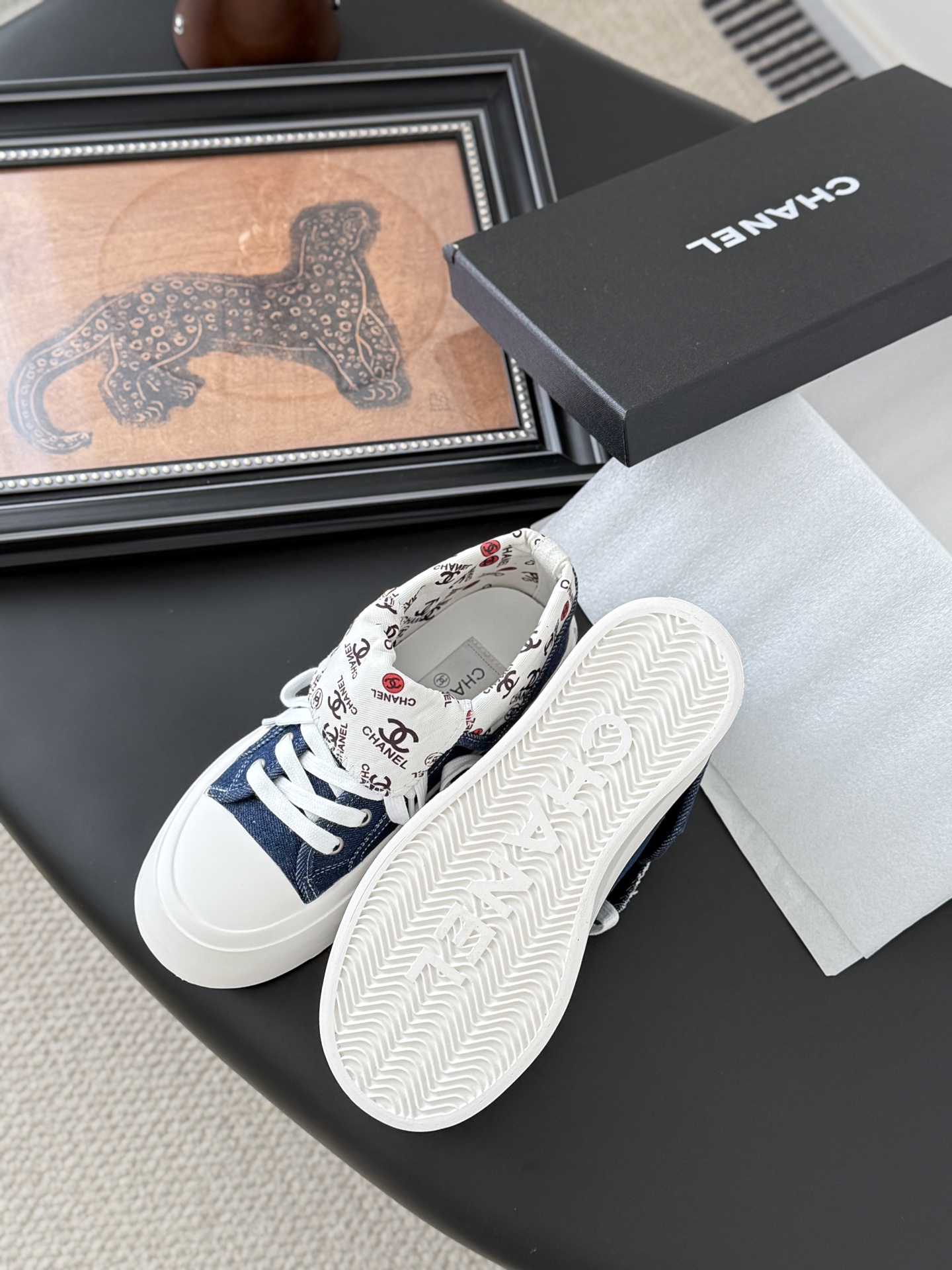 CHANEL シューズ レディース メンズ 兼用 靴下にロゴプリント デニム ホワイト ブルー ファッションスニーカー 通勤 通学 旅 2WAY 丸洗いOK 黒 白 ベージュ - 画像 5