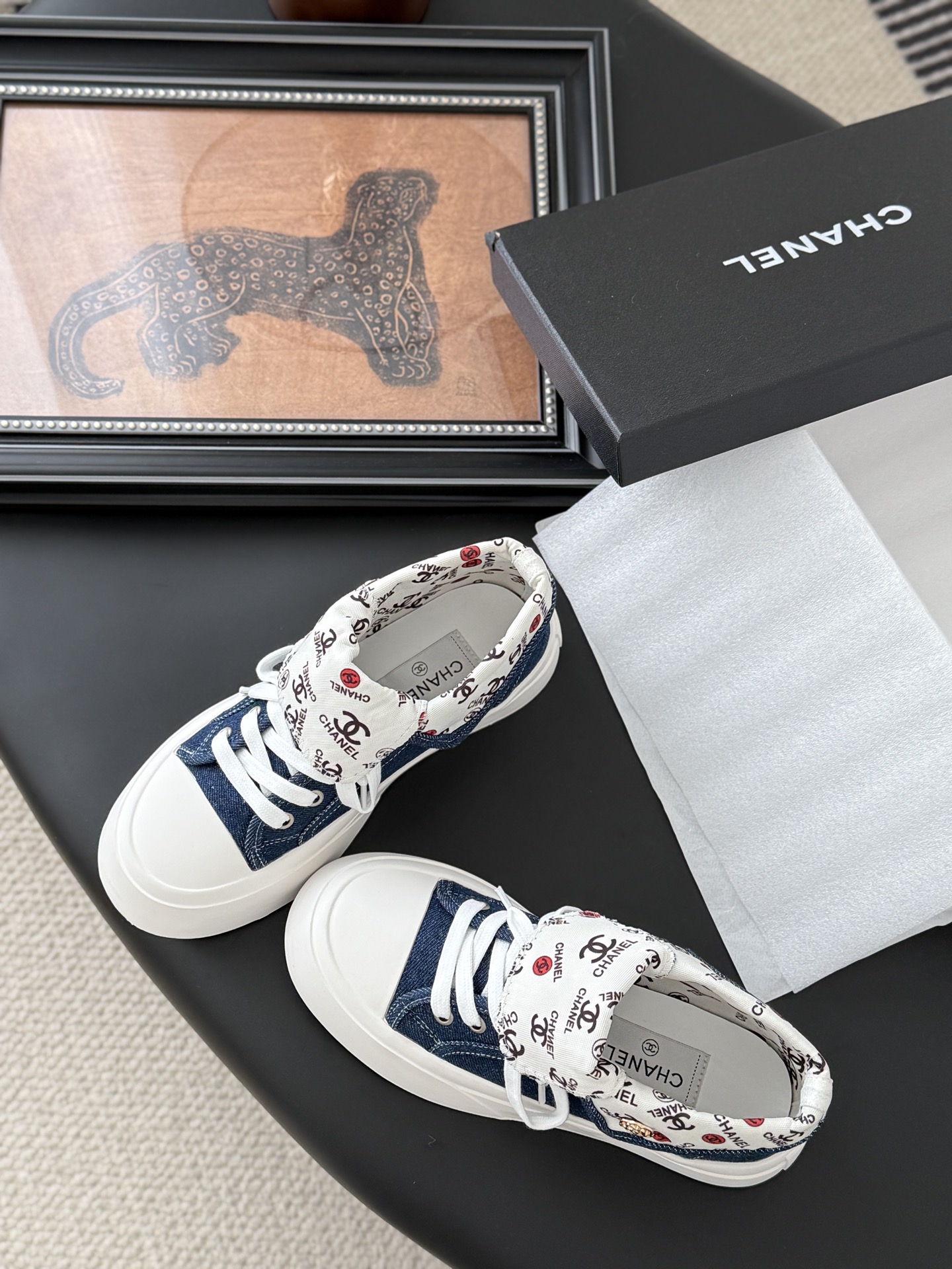 CHANEL シューズ レディース メンズ 兼用 靴下にロゴプリント デニム ホワイト ブルー ファッションスニーカー 通勤 通学 旅 2WAY 丸洗いOK 黒 白 ベージュ - 画像 6