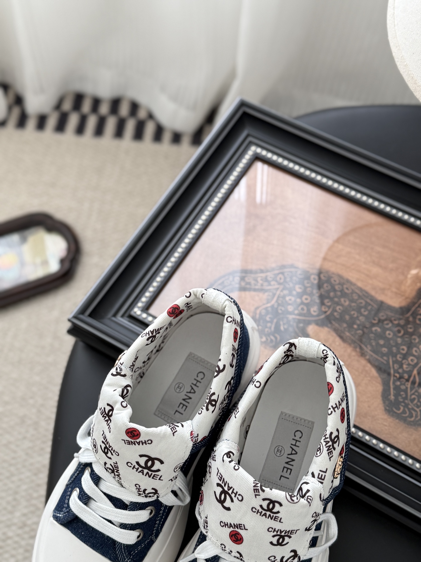 CHANEL シューズ レディース メンズ 兼用 靴下にロゴプリント デニム ホワイト ブルー ファッションスニーカー 通勤 通学 旅 2WAY 丸洗いOK 黒 白 ベージュ - 画像 7