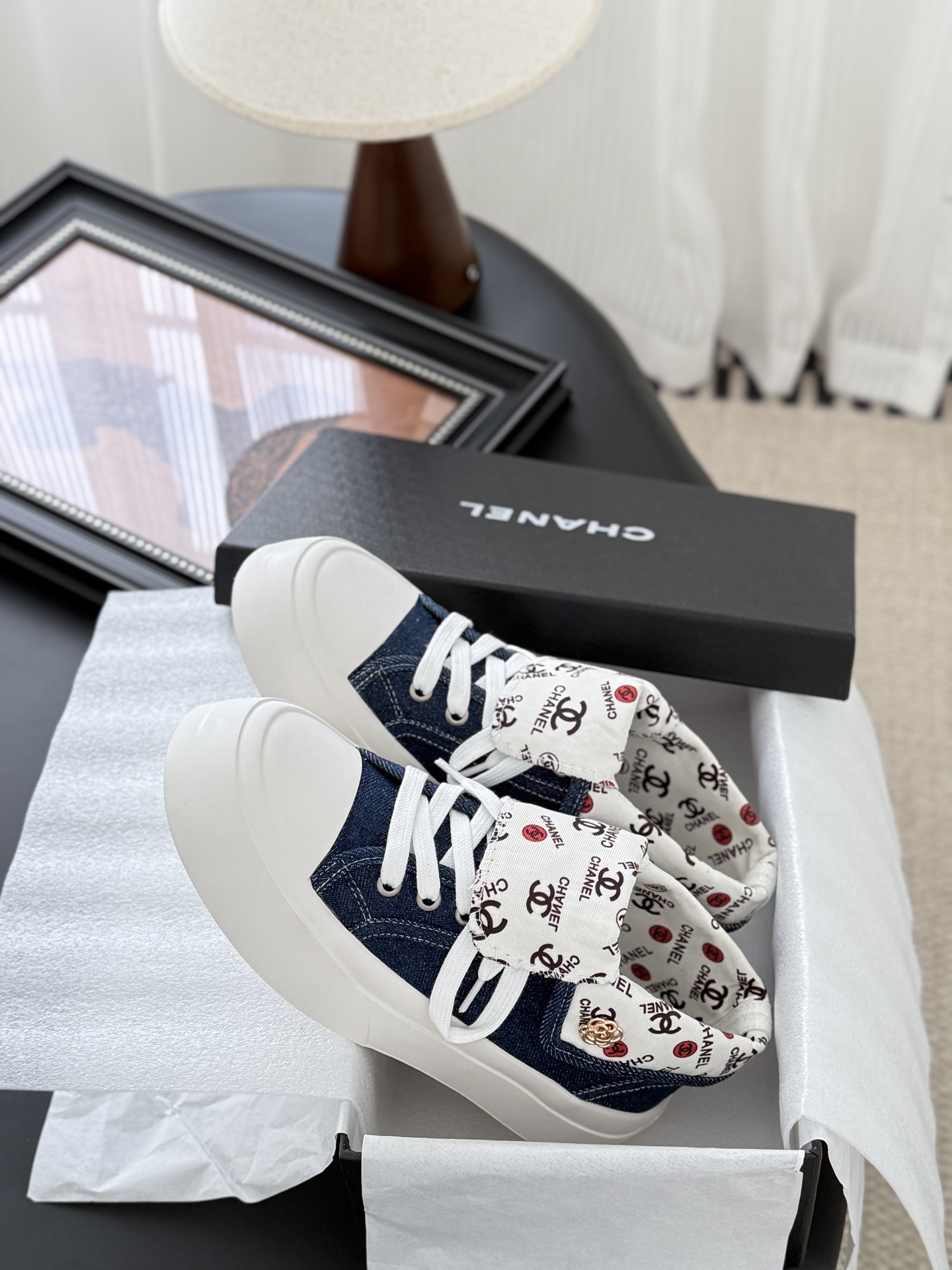 CHANEL シューズ レディース メンズ 兼用 靴下にロゴプリント デニム ホワイト ブルー ファッションスニーカー 通勤 通学 旅 2WAY 丸洗いOK 黒 白 ベージュ - 画像 9