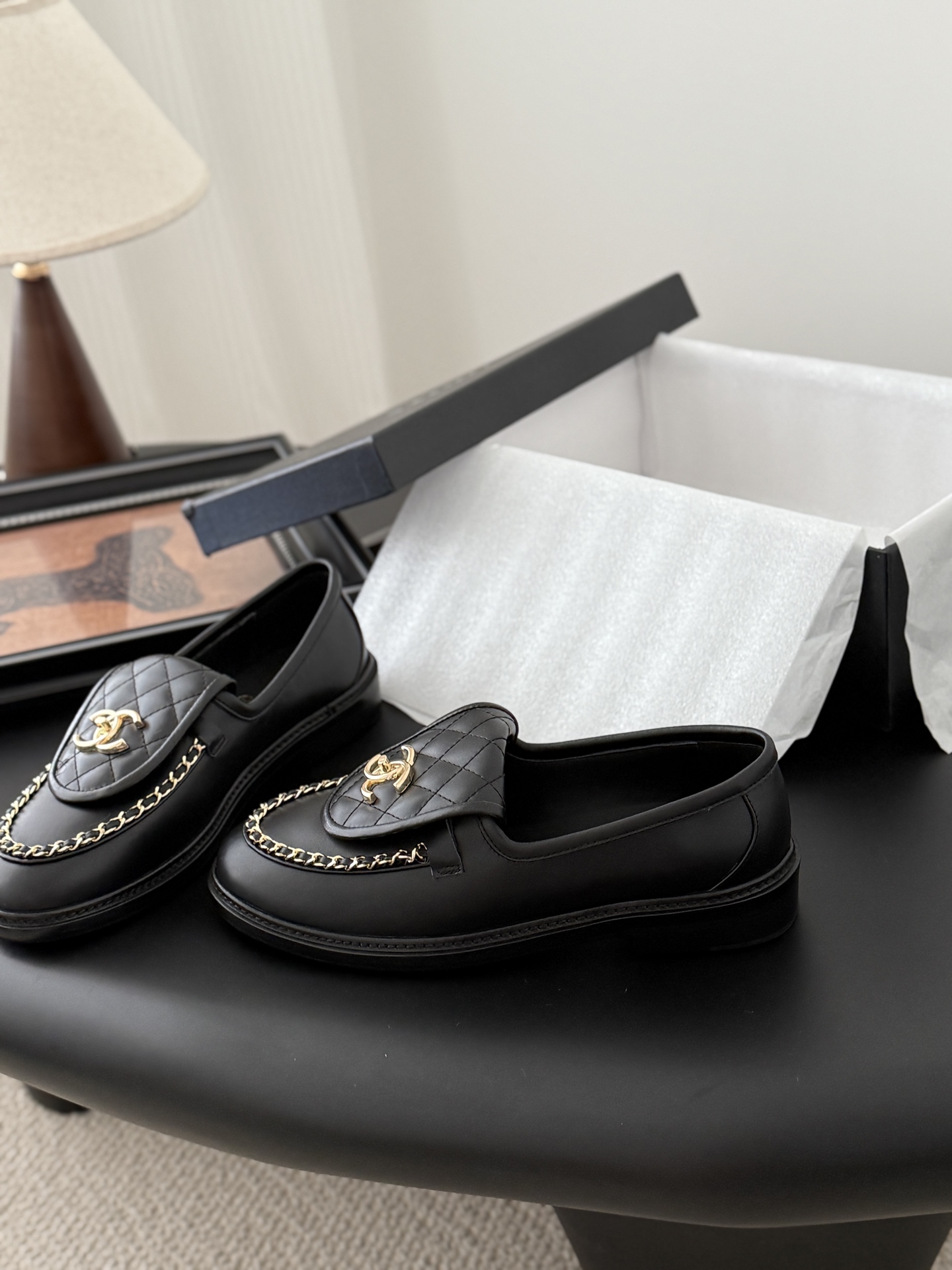 シャネル ローファー レディース メンズ兼用 シンプル 高級感 黒 2WAY 通勤 通学 丸洗いOK 金具付き 38-40サイズ対応 - 画像 2