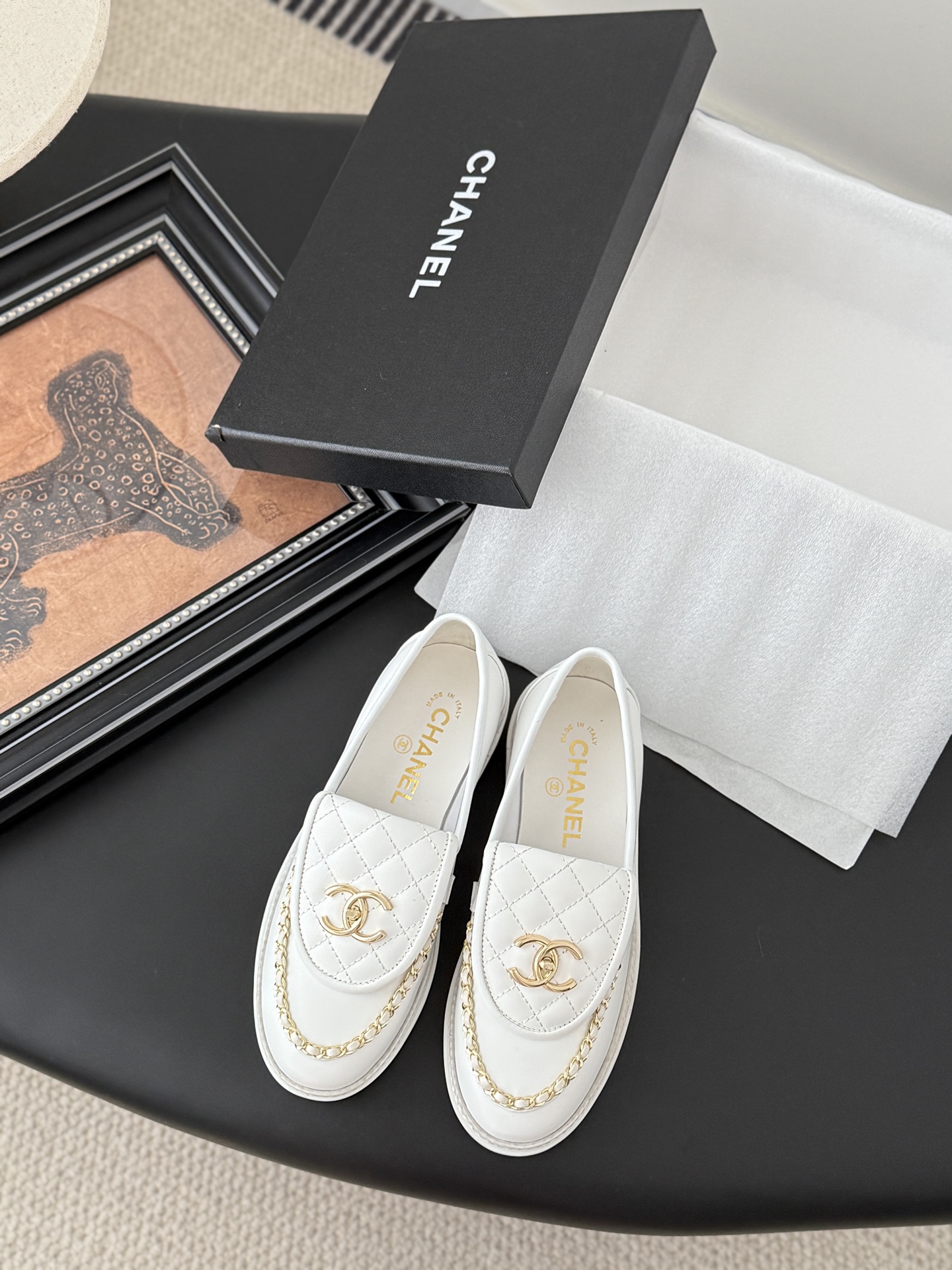 シャネル シャネル ローファー レディース メンズ 兼用 通勤 通学 シンプル 高級感 白 黒 レッド ブラック 4色展開
