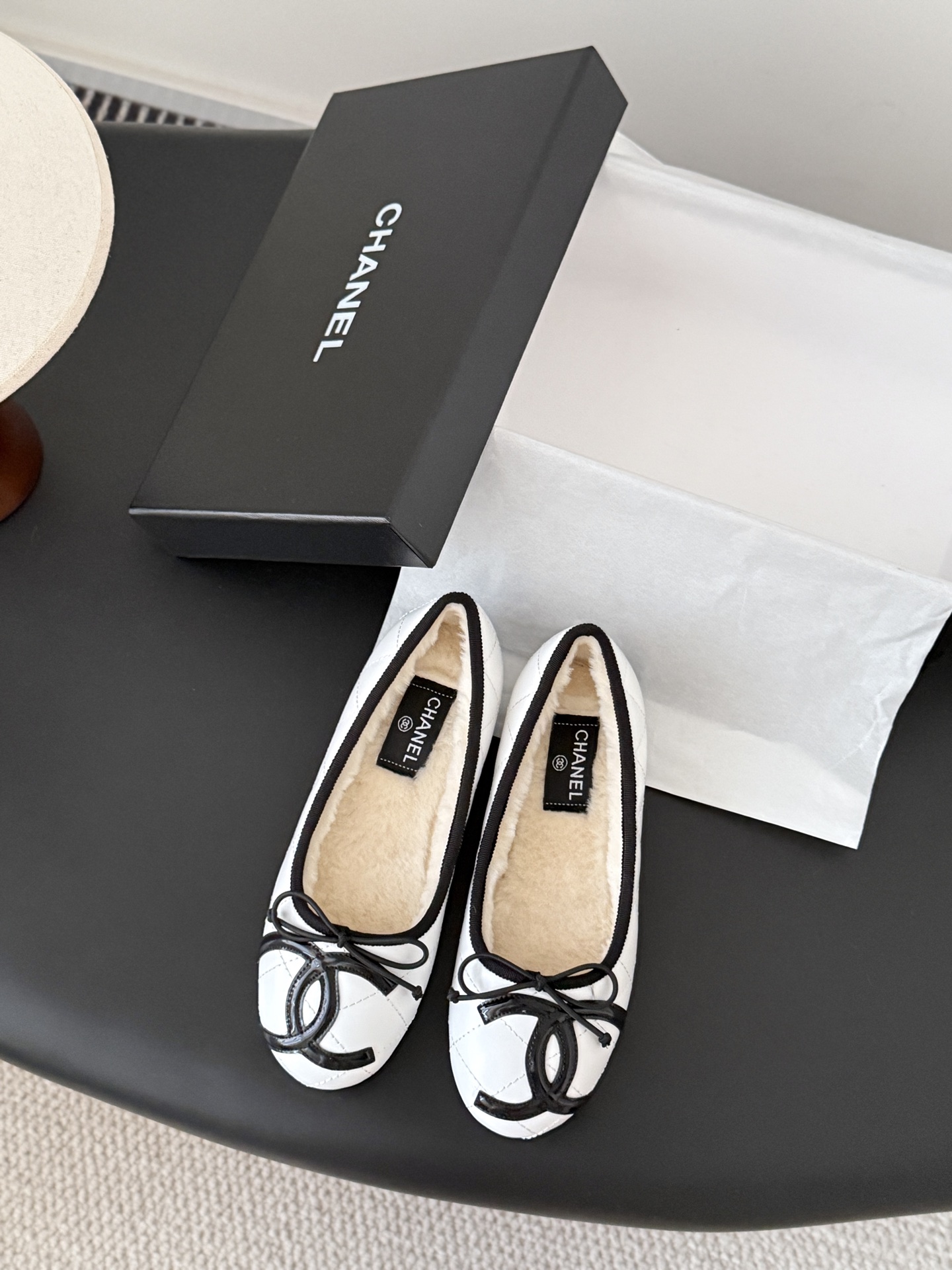 シャネル シューズ レディース メンズ 兼用 通勤 通学 シンプル 白 黒 人気 フェイクファーグリップ ミュール 37 38 39 40
