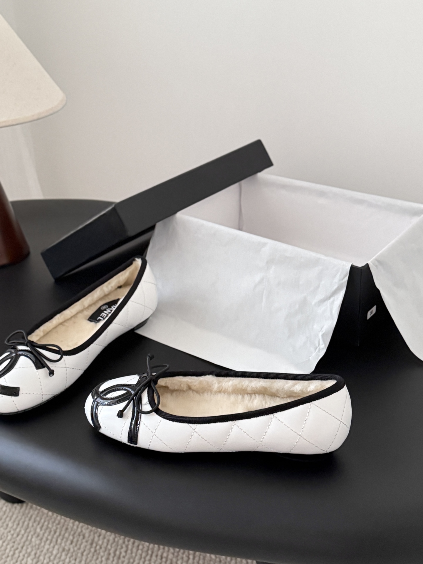シャネル シューズ レディース メンズ 兼用 通勤 通学 シンプル 白 黒 人気 フェイクファーグリップ ミュール 37 38 39 40 - 画像 2