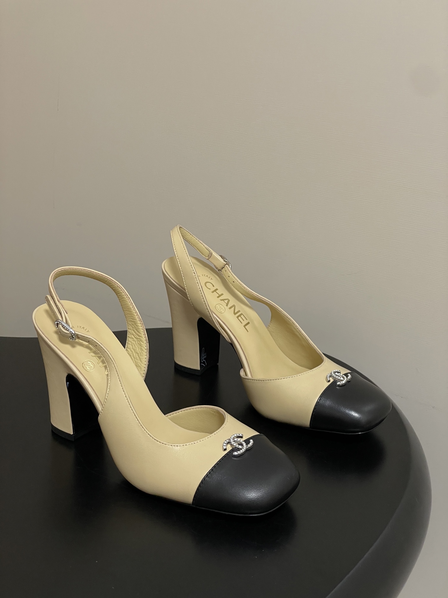 シャネル サンダル レディース メンズ兼用 シルバーロゴ 黒 ベージュ 通勤 通学 高級感 シンプル 2WAY 全国送料無料 370 半ズボン 528150