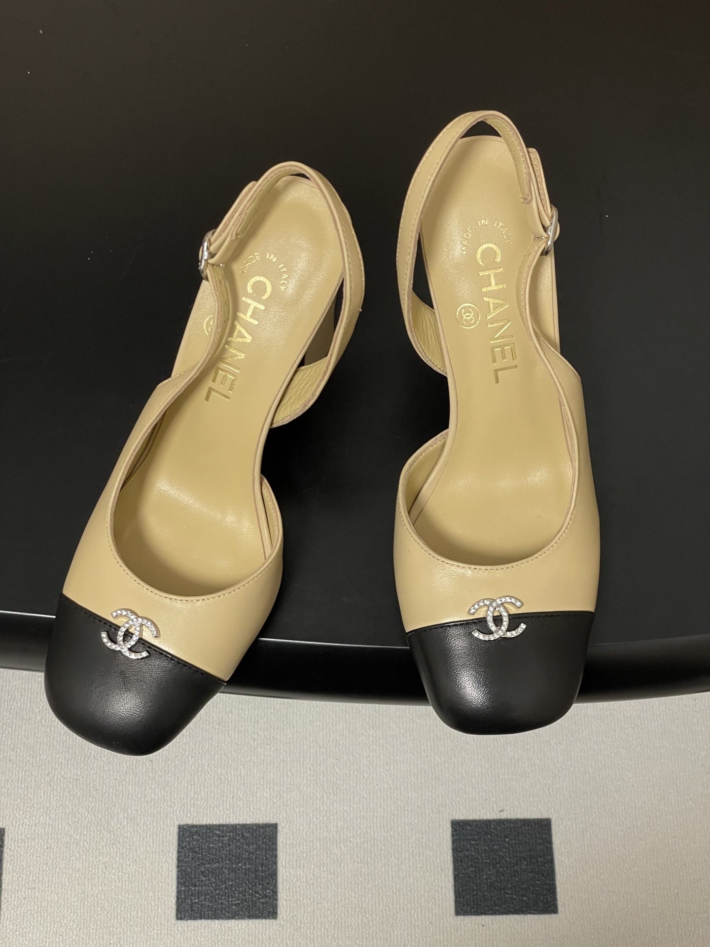 シャネル サンダル レディース メンズ兼用 シルバーロゴ 黒 ベージュ 通勤 通学 高級感 シンプル 2WAY 全国送料無料 370 半ズボン 528150 - 画像 2