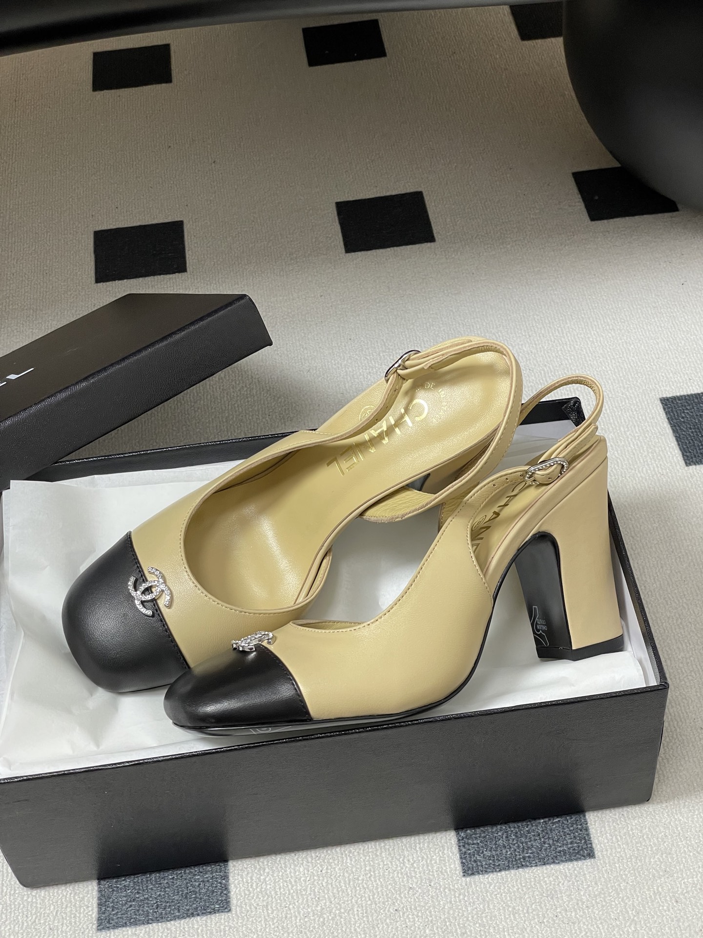 シャネル サンダル レディース メンズ兼用 シルバーロゴ 黒 ベージュ 通勤 通学 高級感 シンプル 2WAY 全国送料無料 370 半ズボン 528150 - 画像 4