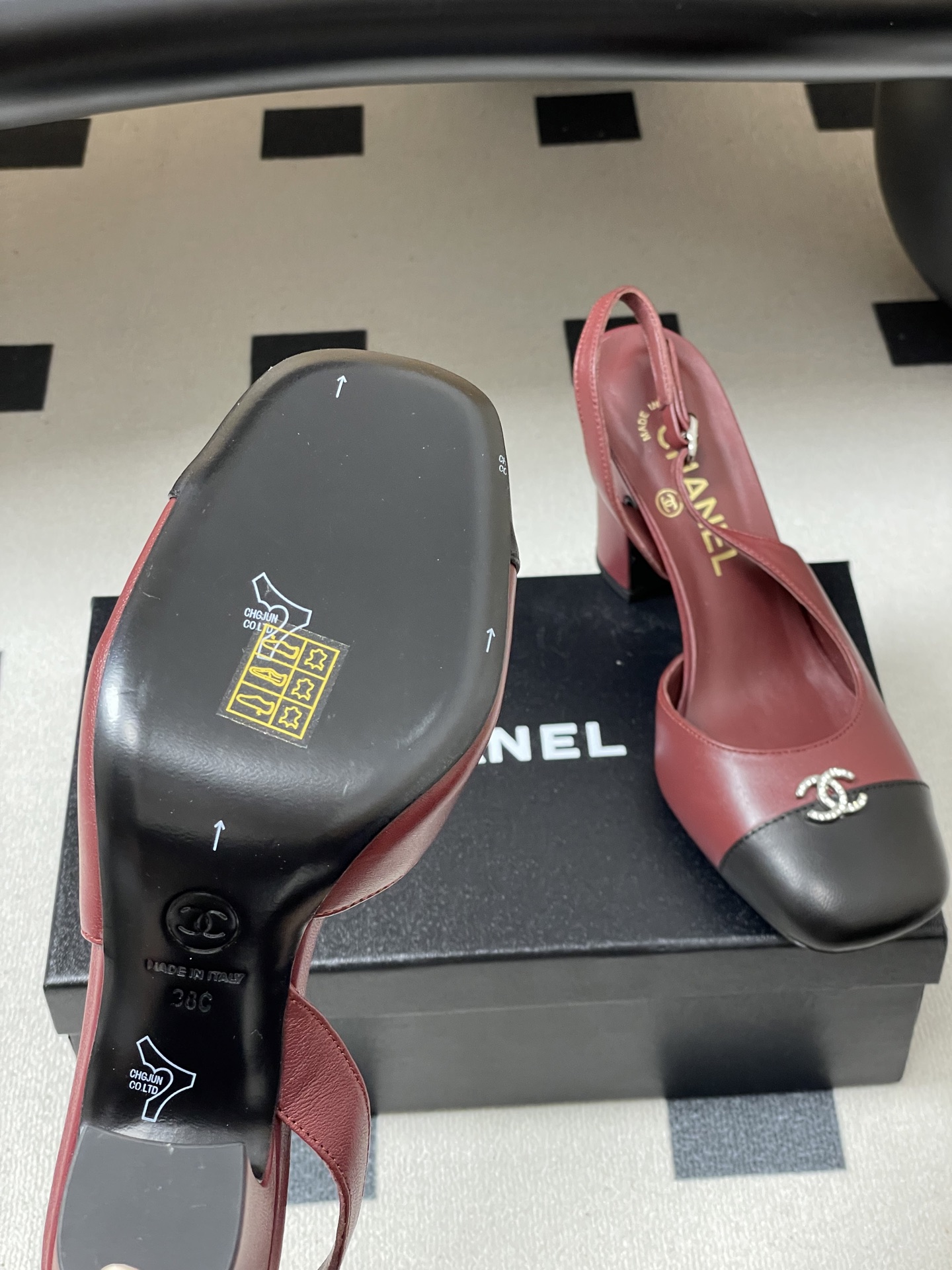 シャネル シューズ レディース メンズ兼用 通勤 通学 シンプル ブラック レッド 2WAY 2色展開 本革 38J 10000160281 - 画像 8