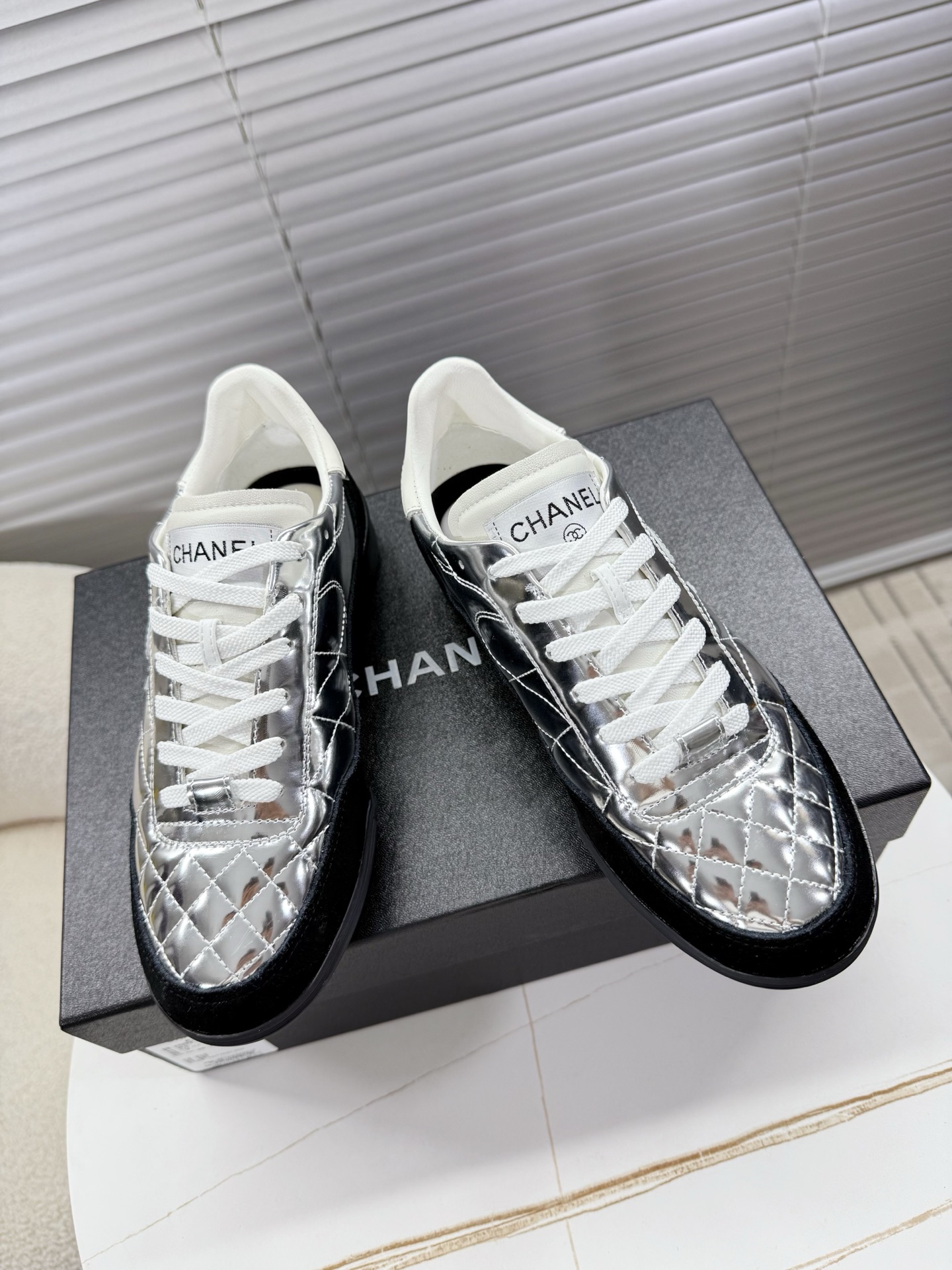 シャネル ロゴスニーカー レディース メンズ兼用 軽量 通勤 通学 シルバー 黒 2WAY スタイリッシュ 高級感 送料無料 15000円以上で送料無料