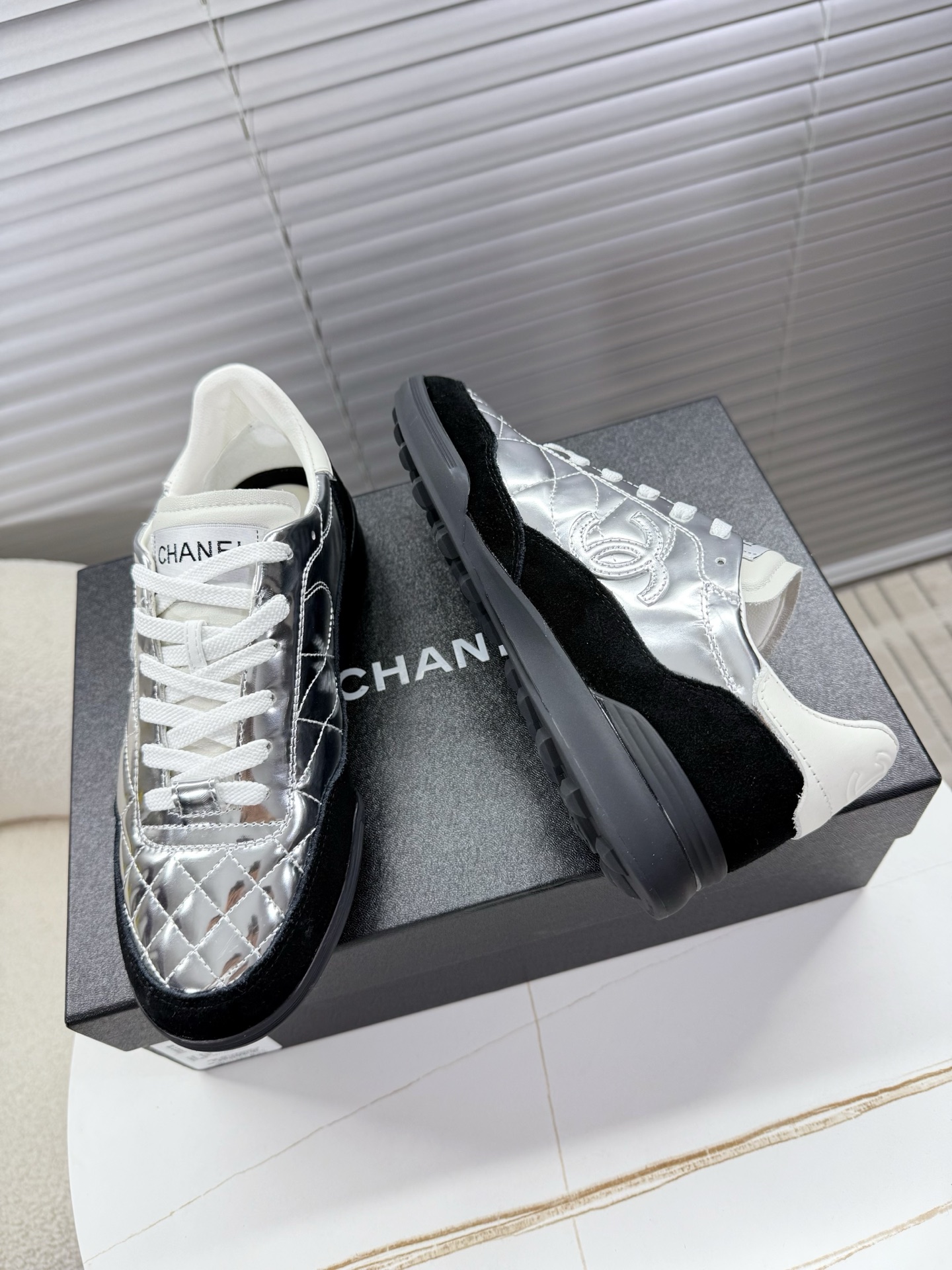 シャネル ロゴスニーカー レディース メンズ兼用 軽量 通勤 通学 シルバー 黒 2WAY スタイリッシュ 高級感 送料無料 15000円以上で送料無料 - 画像 2