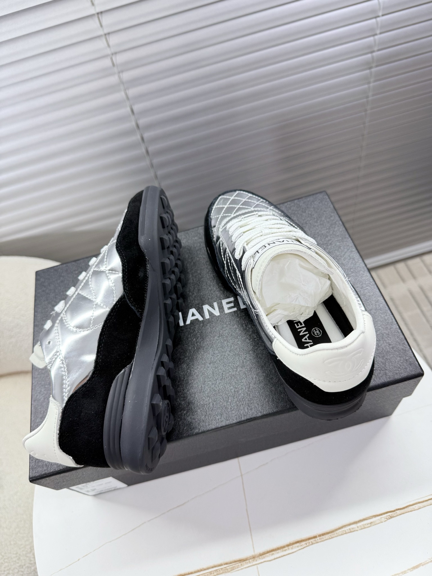 シャネル ロゴスニーカー レディース メンズ兼用 軽量 通勤 通学 シルバー 黒 2WAY スタイリッシュ 高級感 送料無料 15000円以上で送料無料 - 画像 3