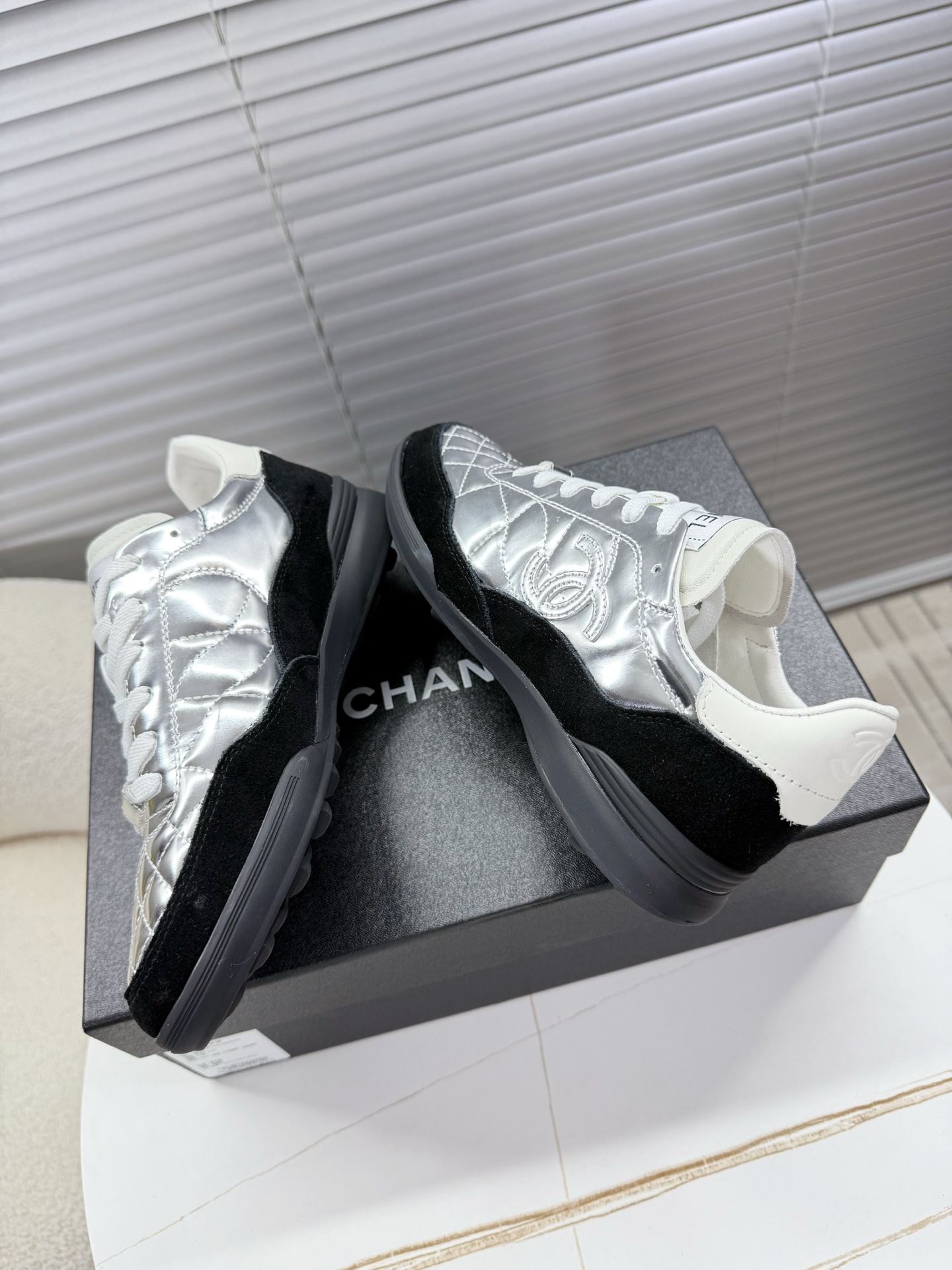 シャネル ロゴスニーカー レディース メンズ兼用 軽量 通勤 通学 シルバー 黒 2WAY スタイリッシュ 高級感 送料無料 15000円以上で送料無料 - 画像 4