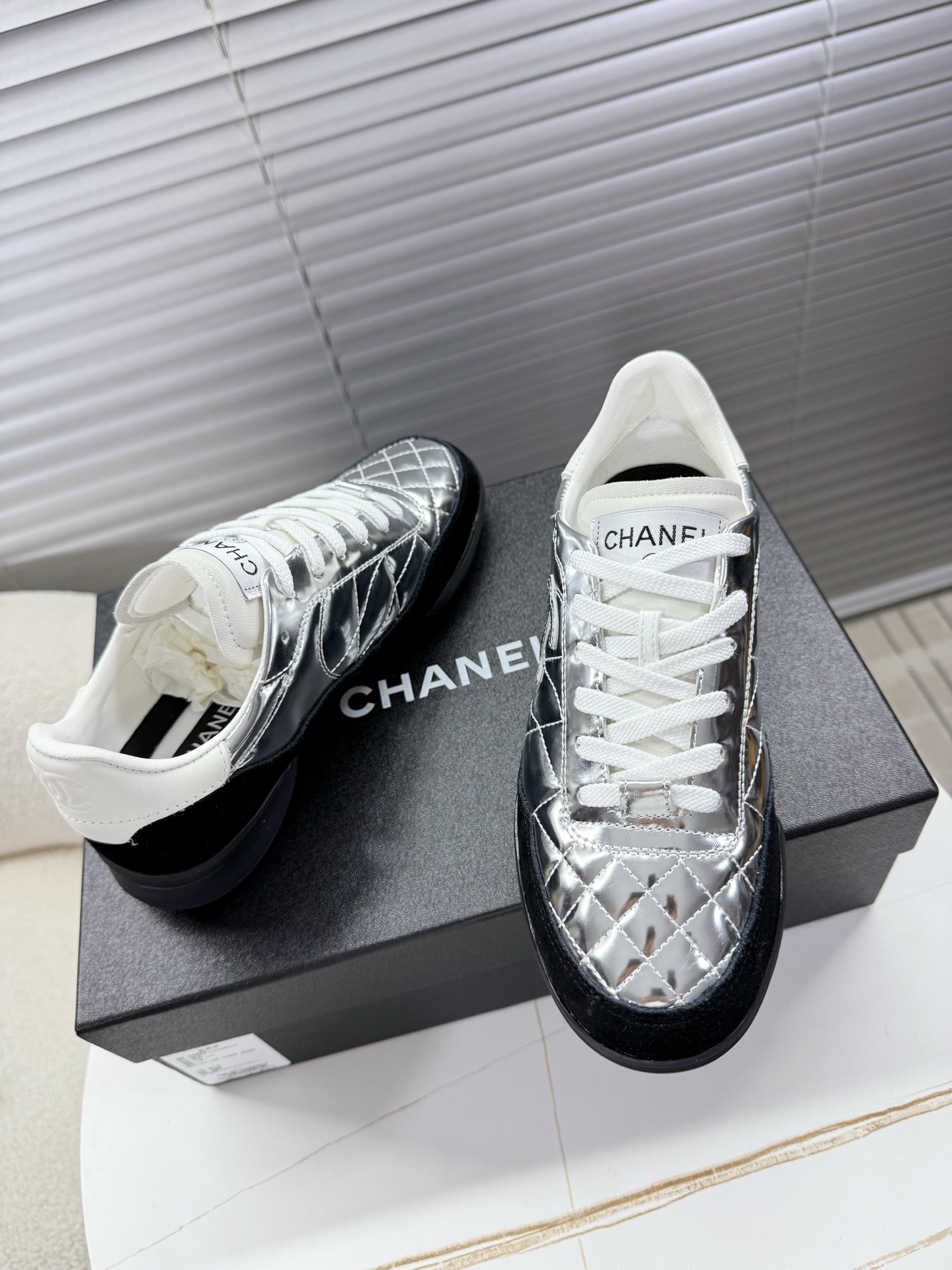 シャネル ロゴスニーカー レディース メンズ兼用 軽量 通勤 通学 シルバー 黒 2WAY スタイリッシュ 高級感 送料無料 15000円以上で送料無料 - 画像 5