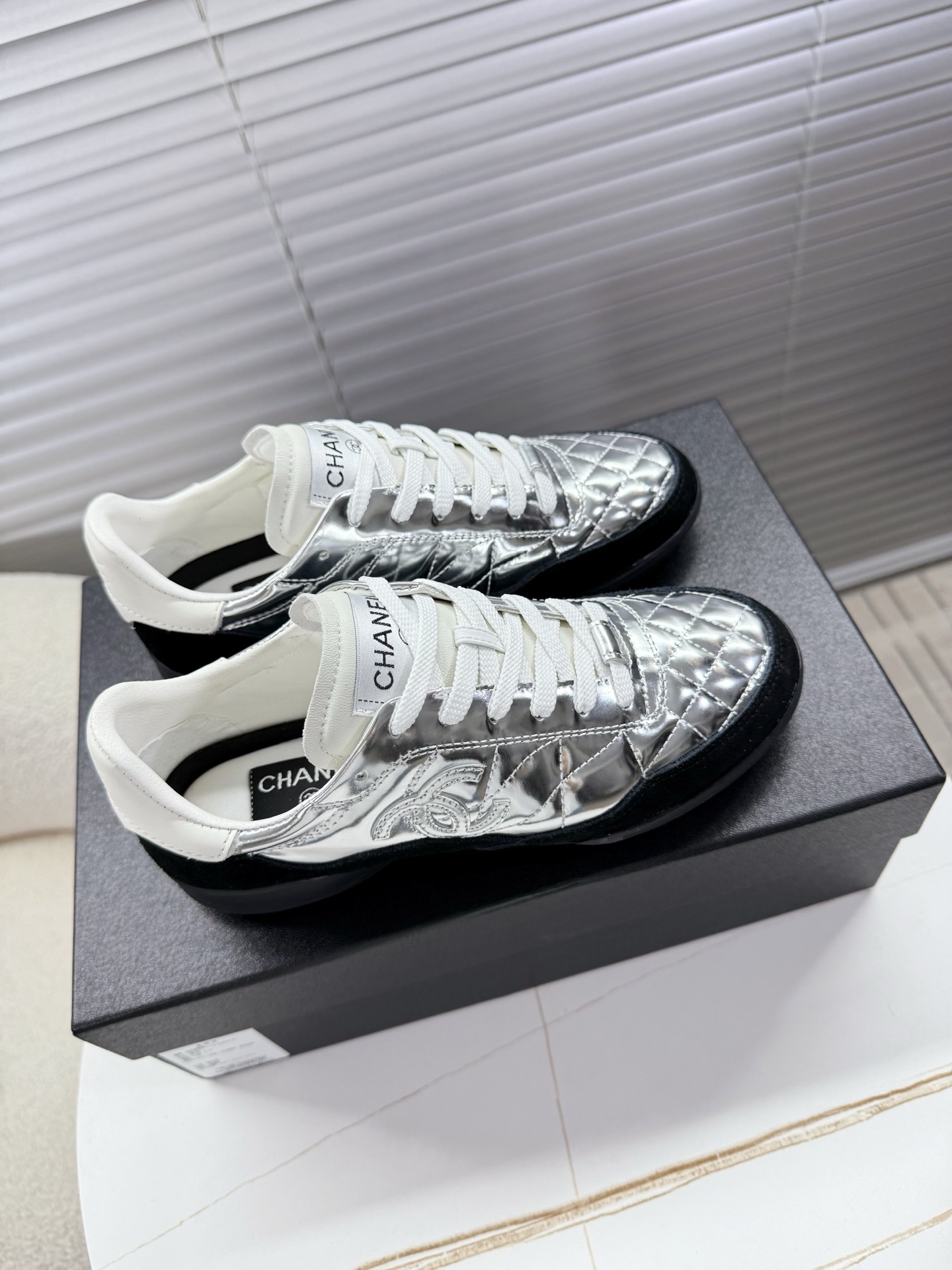 シャネル ロゴスニーカー レディース メンズ兼用 軽量 通勤 通学 シルバー 黒 2WAY スタイリッシュ 高級感 送料無料 15000円以上で送料無料 - 画像 6