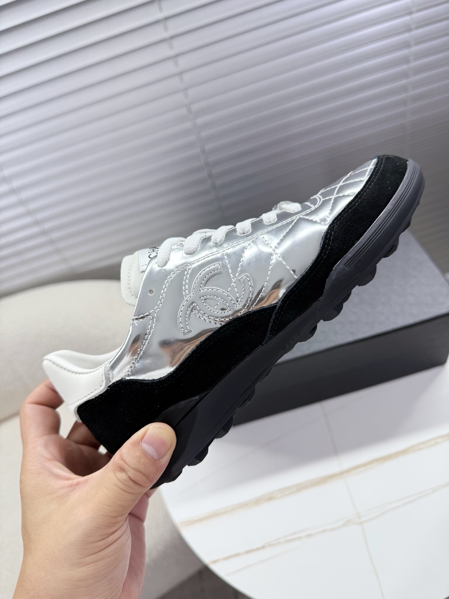 シャネル ロゴスニーカー レディース メンズ兼用 軽量 通勤 通学 シルバー 黒 2WAY スタイリッシュ 高級感 送料無料 15000円以上で送料無料 - 画像 8