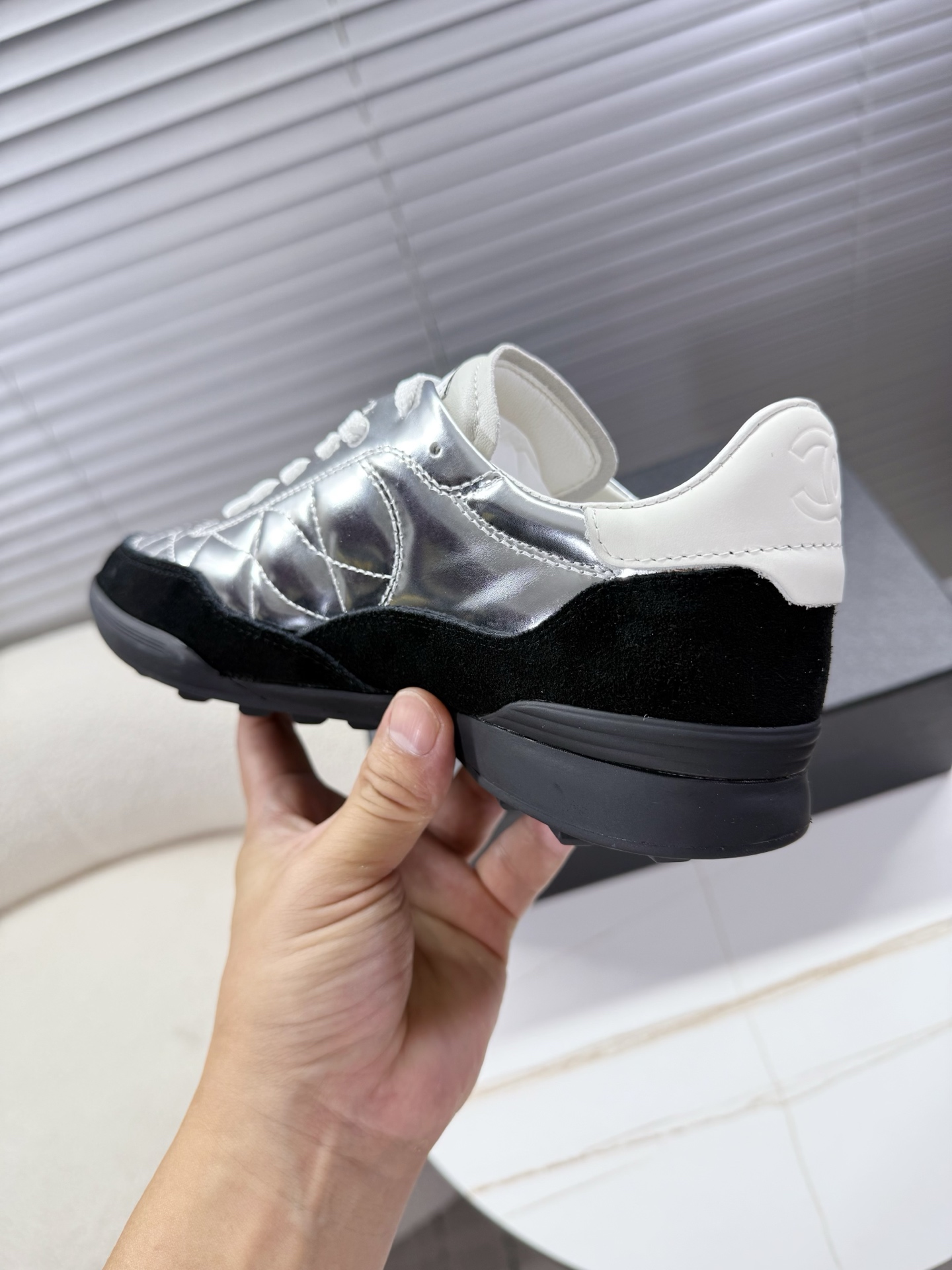 シャネル ロゴスニーカー レディース メンズ兼用 軽量 通勤 通学 シルバー 黒 2WAY スタイリッシュ 高級感 送料無料 15000円以上で送料無料 - 画像 9
