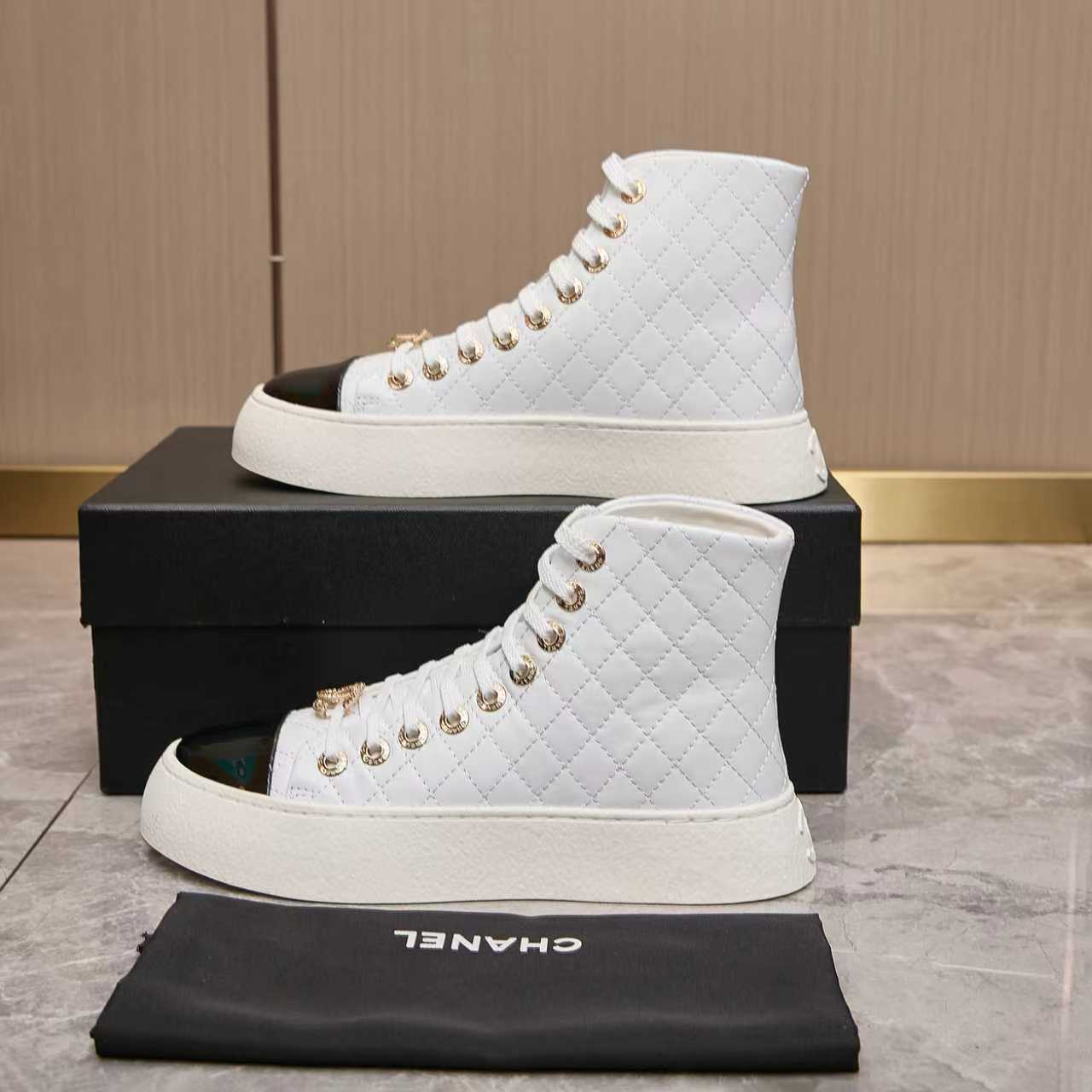 CHANEL シューズ ハイカット スニーカー レディース メンズ 兼用 高級感 白 黒 2WAY 通勤 通学 丸洗いOK - 画像 7