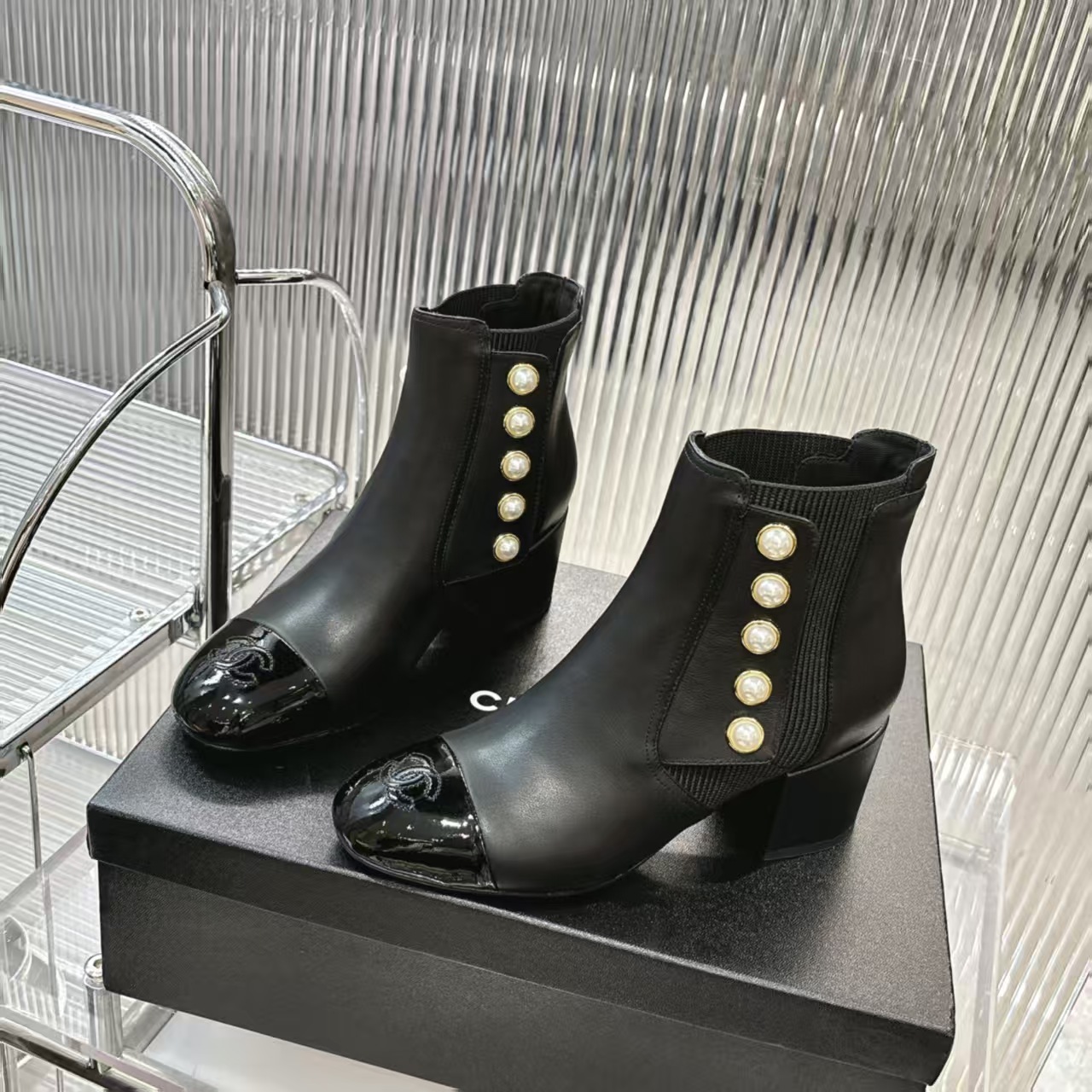 シャネル シューズ レディース メンズ 兼用 ベルト付き パール ブーツ 黒 通勤 通学 通勤用 通学用 高級感 2WAY 53285912 - 画像 2