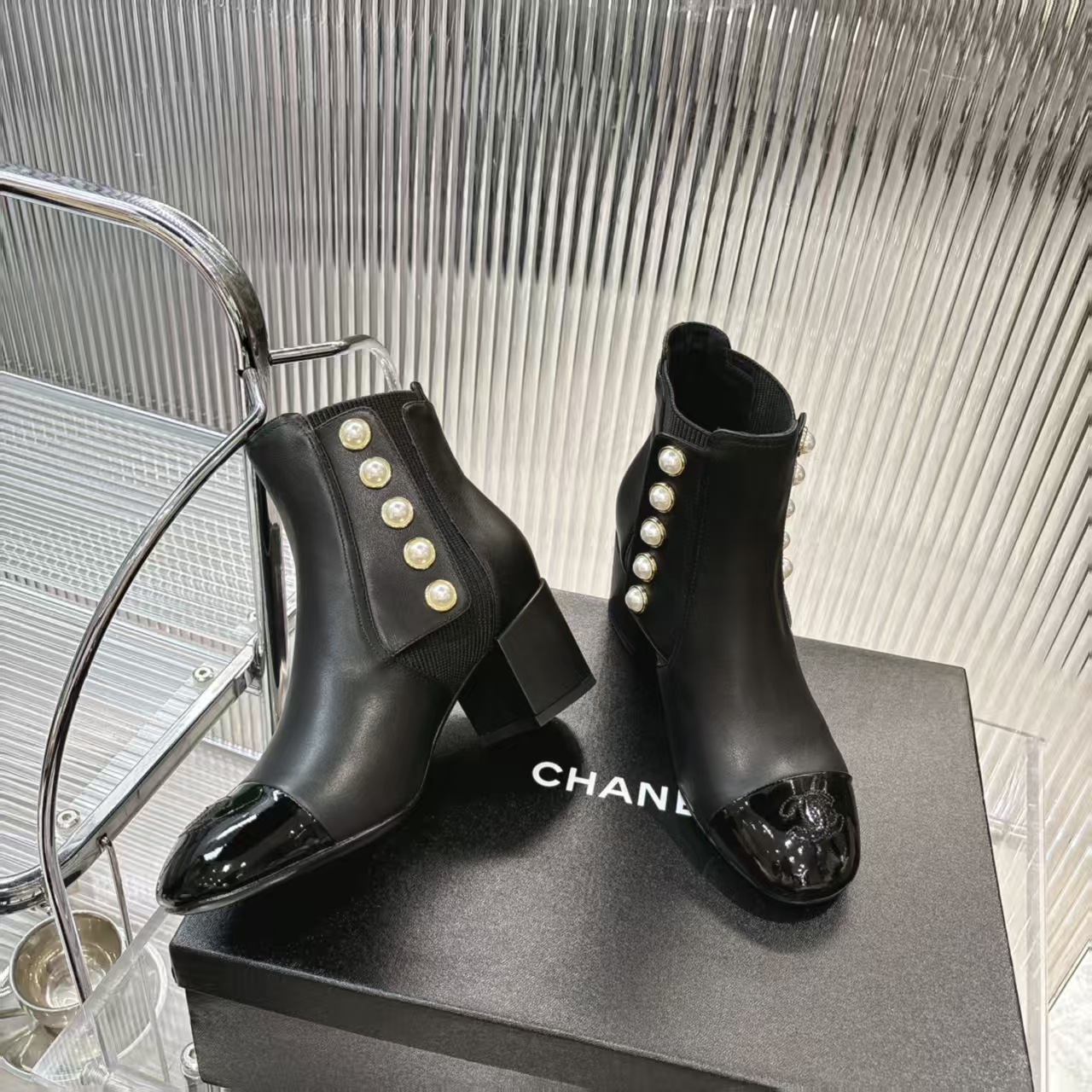 シャネル シューズ レディース メンズ 兼用 ベルト付き パール ブーツ 黒 通勤 通学 通勤用 通学用 高級感 2WAY 53285912 - 画像 3