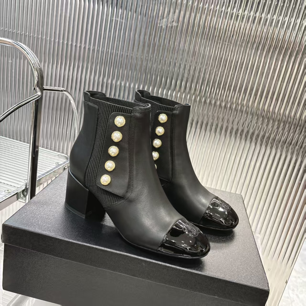 シャネル シューズ レディース メンズ 兼用 ベルト付き パール ブーツ 黒 通勤 通学 通勤用 通学用 高級感 2WAY 53285912 - 画像 4