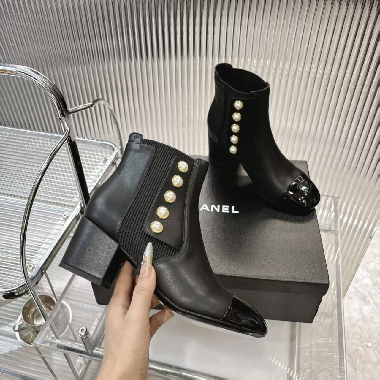 シャネル シューズ レディース メンズ 兼用 ベルト付き パール ブーツ 黒 通勤 通学 通勤用 通学用 高級感 2WAY 53285912 - 画像 5