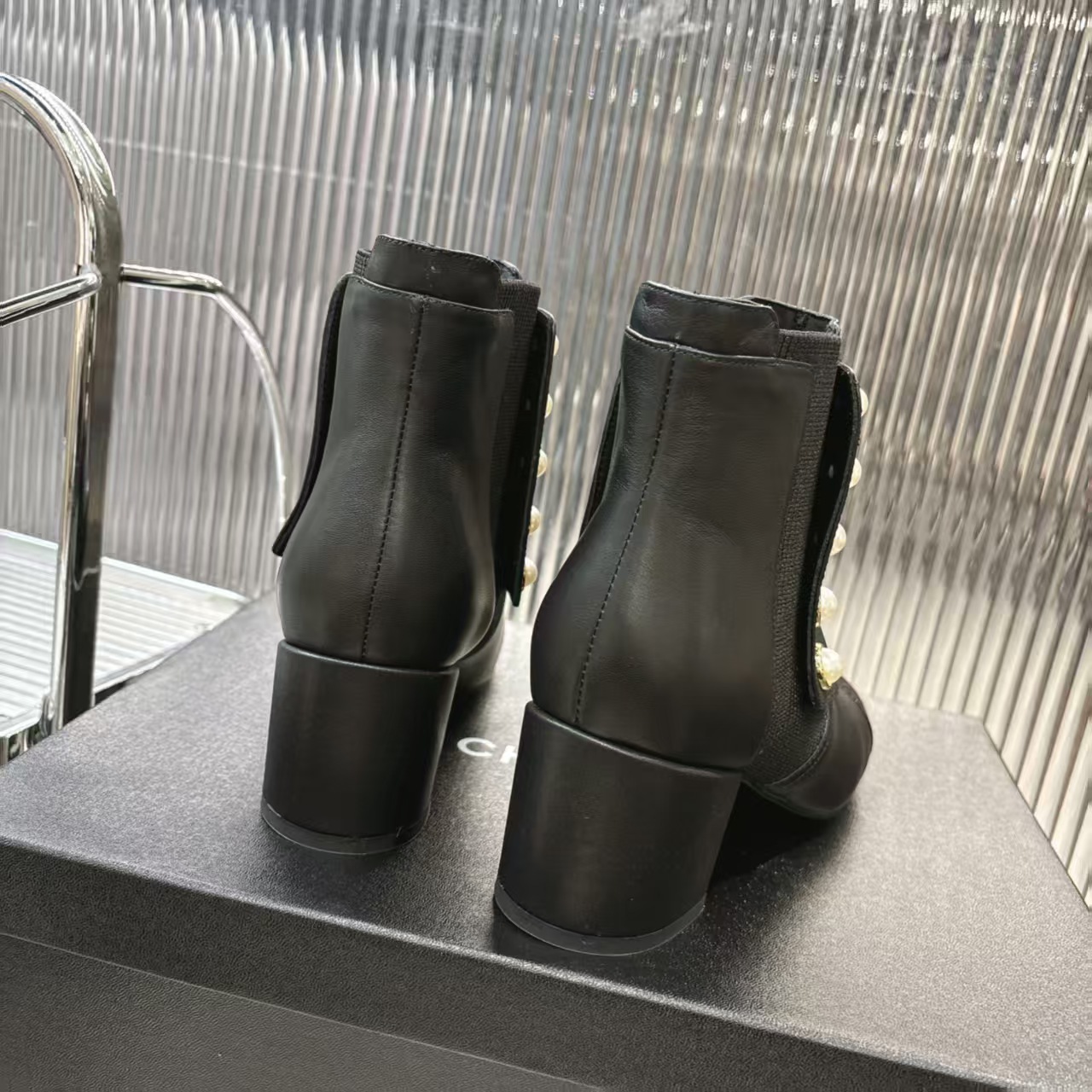 シャネル シューズ レディース メンズ 兼用 ベルト付き パール ブーツ 黒 通勤 通学 通勤用 通学用 高級感 2WAY 53285912 - 画像 6