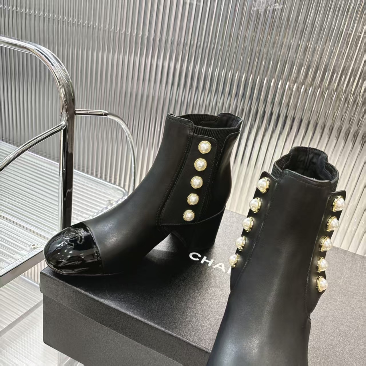 シャネル シューズ レディース メンズ 兼用 ベルト付き パール ブーツ 黒 通勤 通学 通勤用 通学用 高級感 2WAY 53285912 - 画像 7