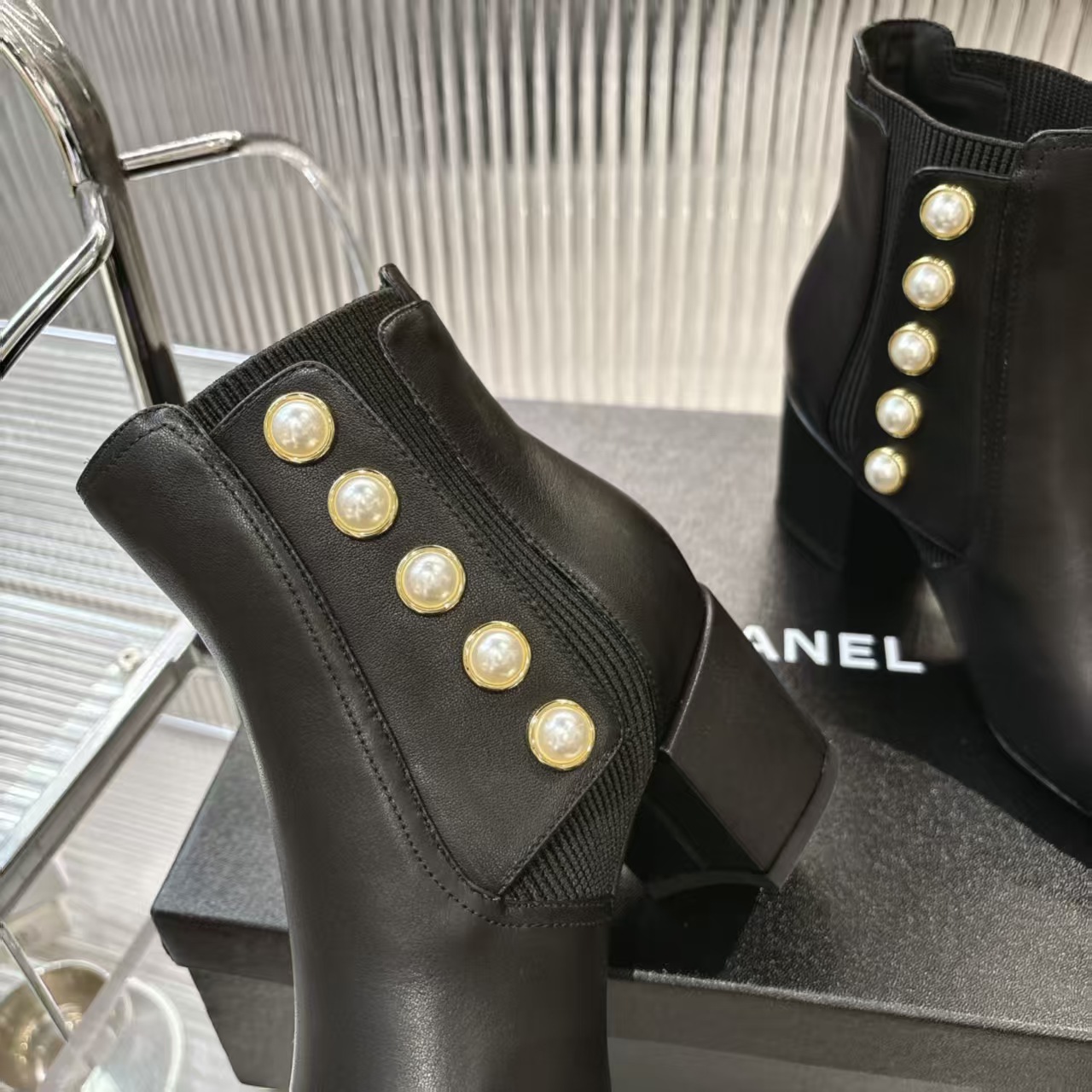シャネル シューズ レディース メンズ 兼用 ベルト付き パール ブーツ 黒 通勤 通学 通勤用 通学用 高級感 2WAY 53285912 - 画像 8