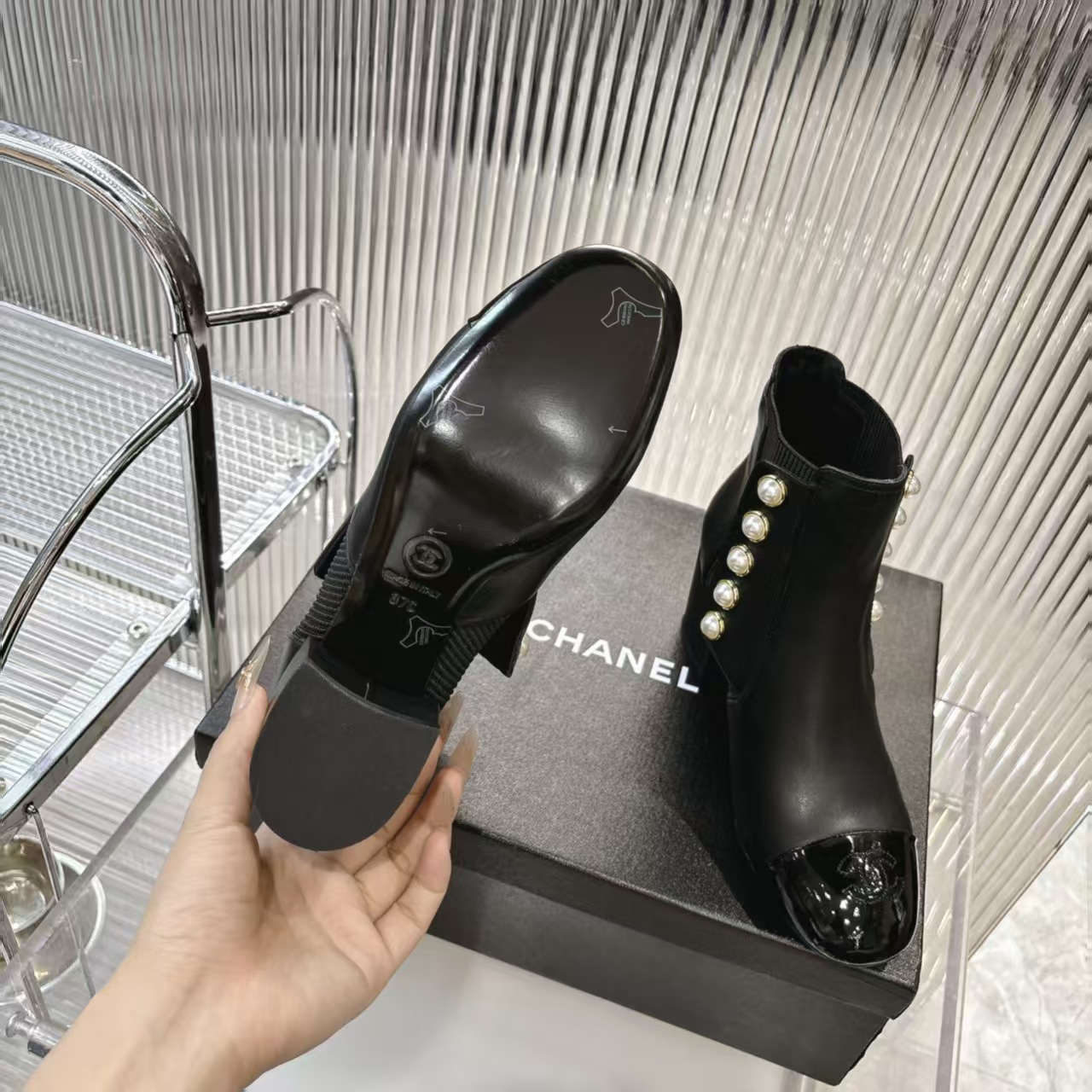 シャネル シューズ レディース メンズ 兼用 ベルト付き パール ブーツ 黒 通勤 通学 通勤用 通学用 高級感 2WAY 53285912 - 画像 9