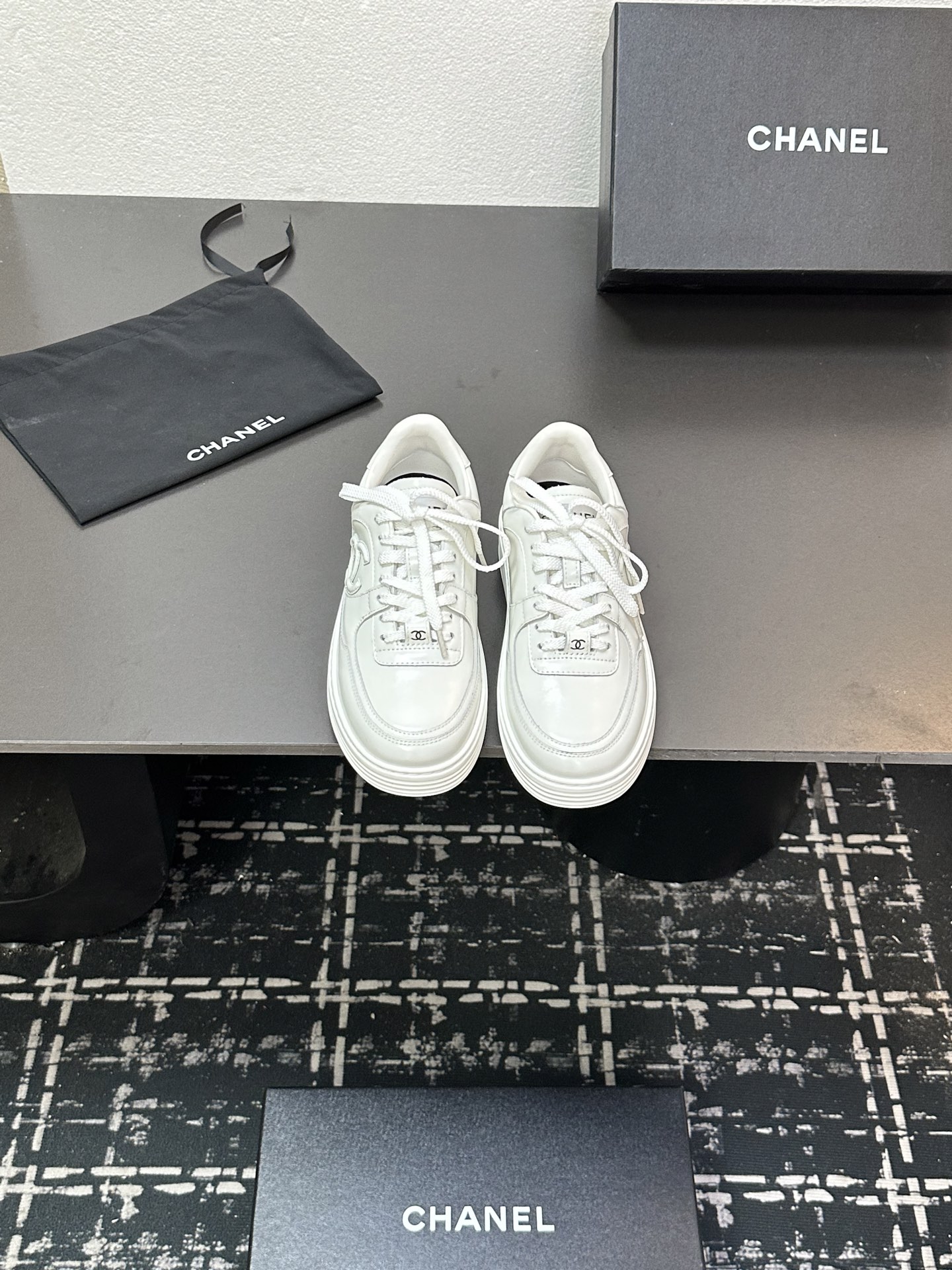 CHANEL チェンテル レディース メンズ 兼用 スニーカー 白 シンプル 高級感 通勤 通学 プレゼント 2WAY 127744