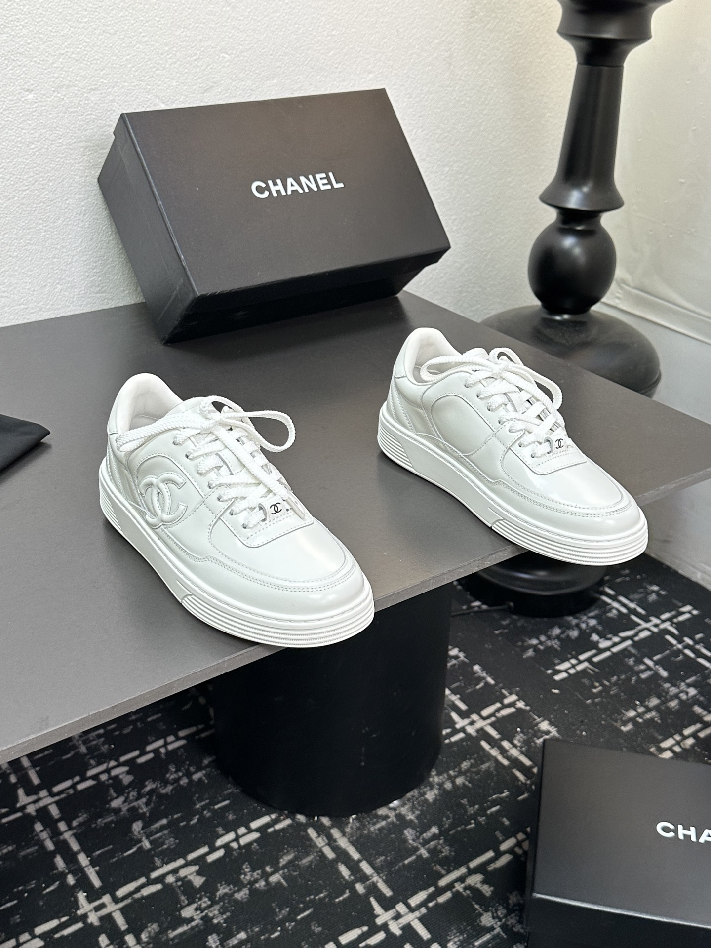 CHANEL チェンテル レディース メンズ 兼用 スニーカー 白 シンプル 高級感 通勤 通学 プレゼント 2WAY 127744 - 画像 2