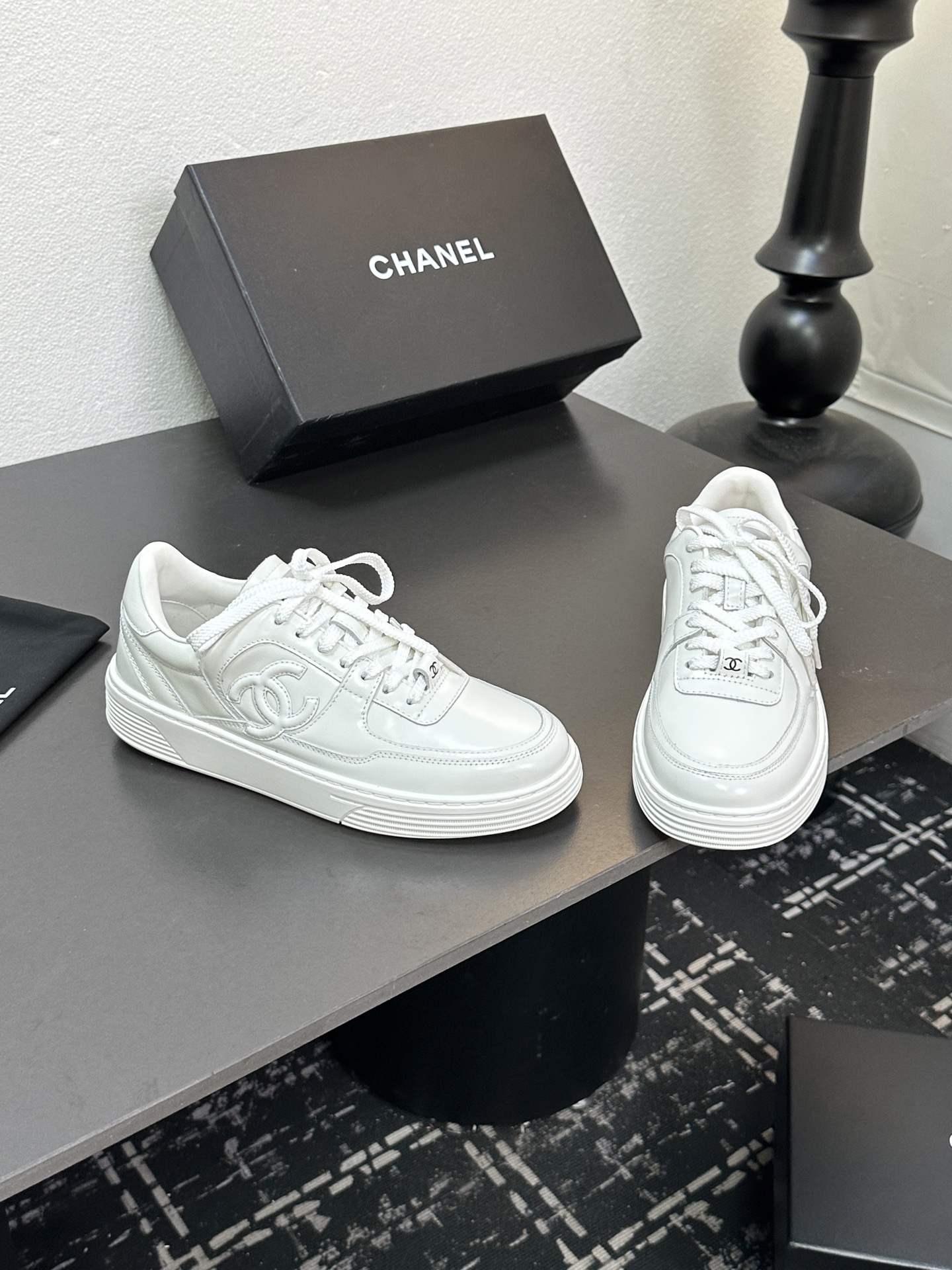 CHANEL チェンテル レディース メンズ 兼用 スニーカー 白 シンプル 高級感 通勤 通学 プレゼント 2WAY 127744 - 画像 3