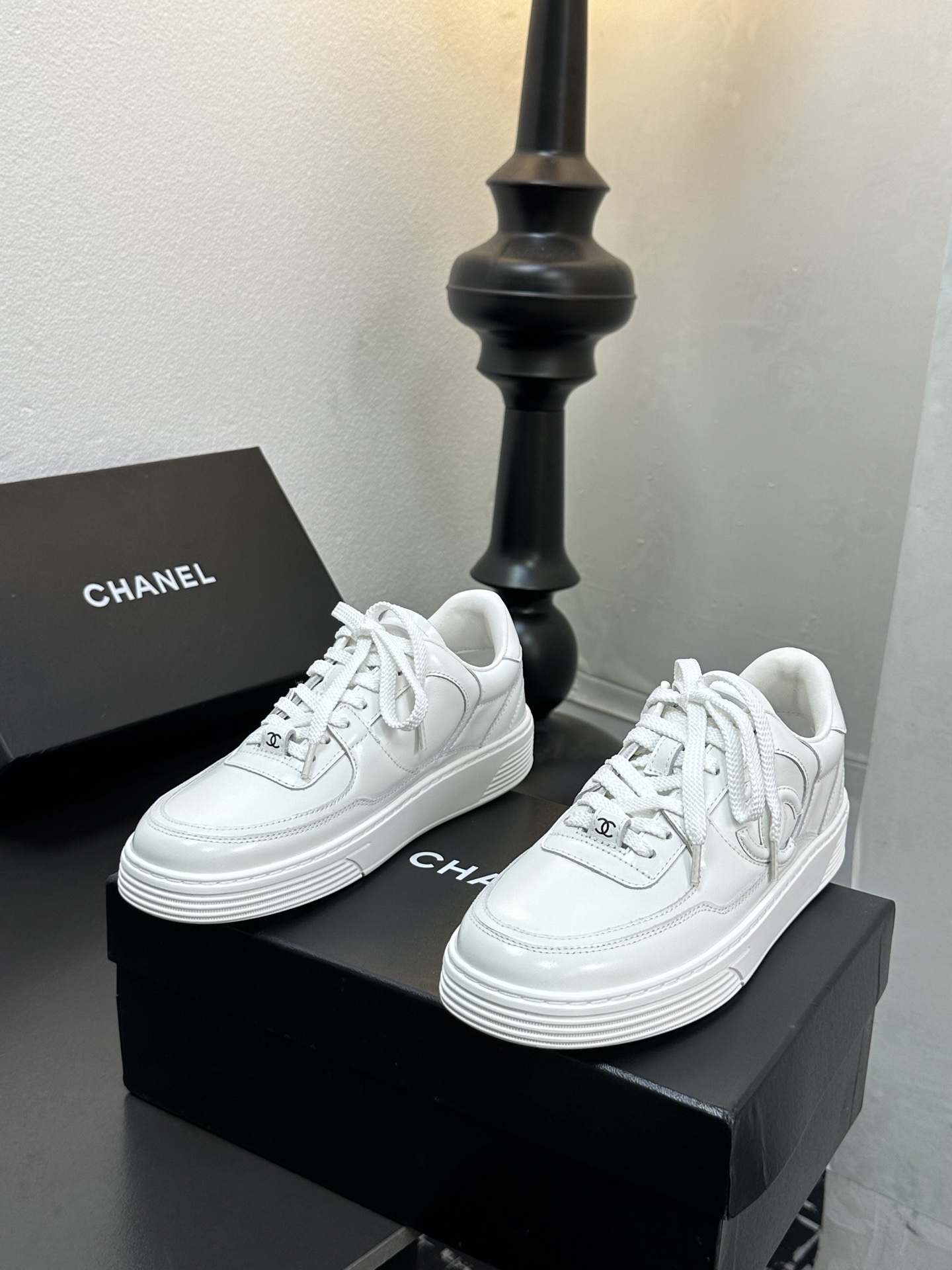 CHANEL チェンテル レディース メンズ 兼用 スニーカー 白 シンプル 高級感 通勤 通学 プレゼント 2WAY 127744 - 画像 7