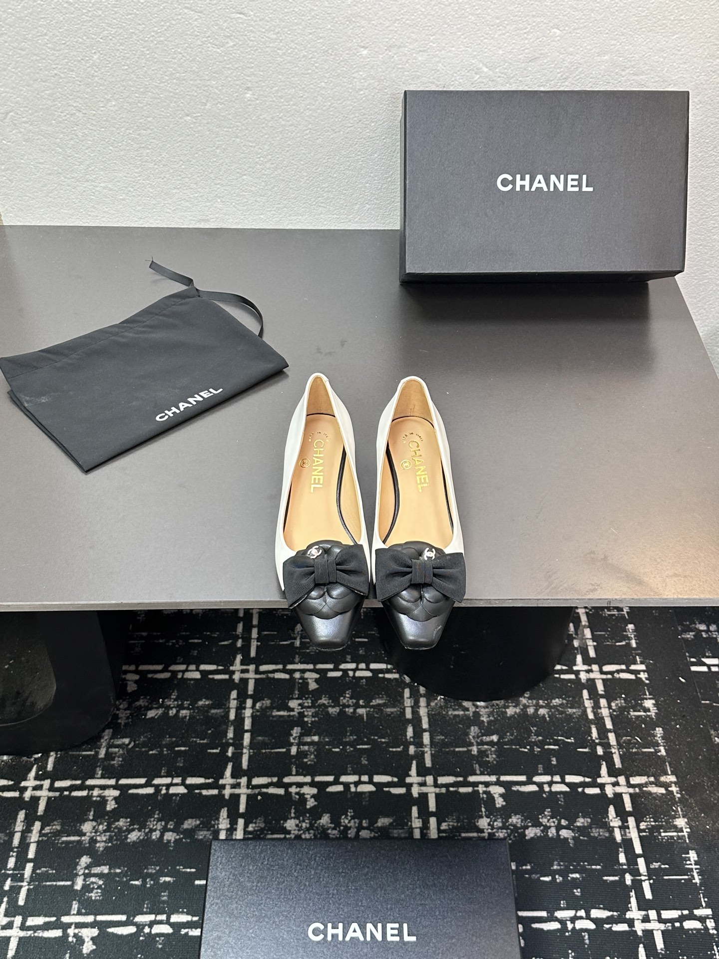 CHANEL シャネル フェイス レディース メンズ兼用 通勤 通学 シンプル ブラック ホワイト