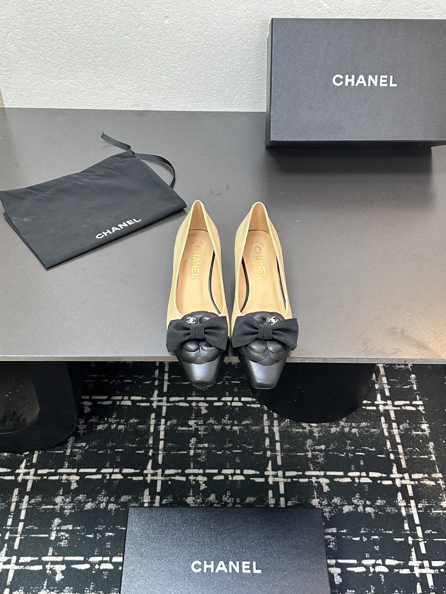 CHANEL シャネル フラットシューズ 本革 ブラック ベージュ 全2色
