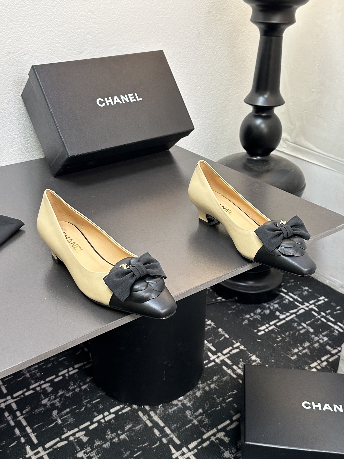 CHANEL シャネル フラットシューズ 本革 ブラック ベージュ 全2色 - 画像 2