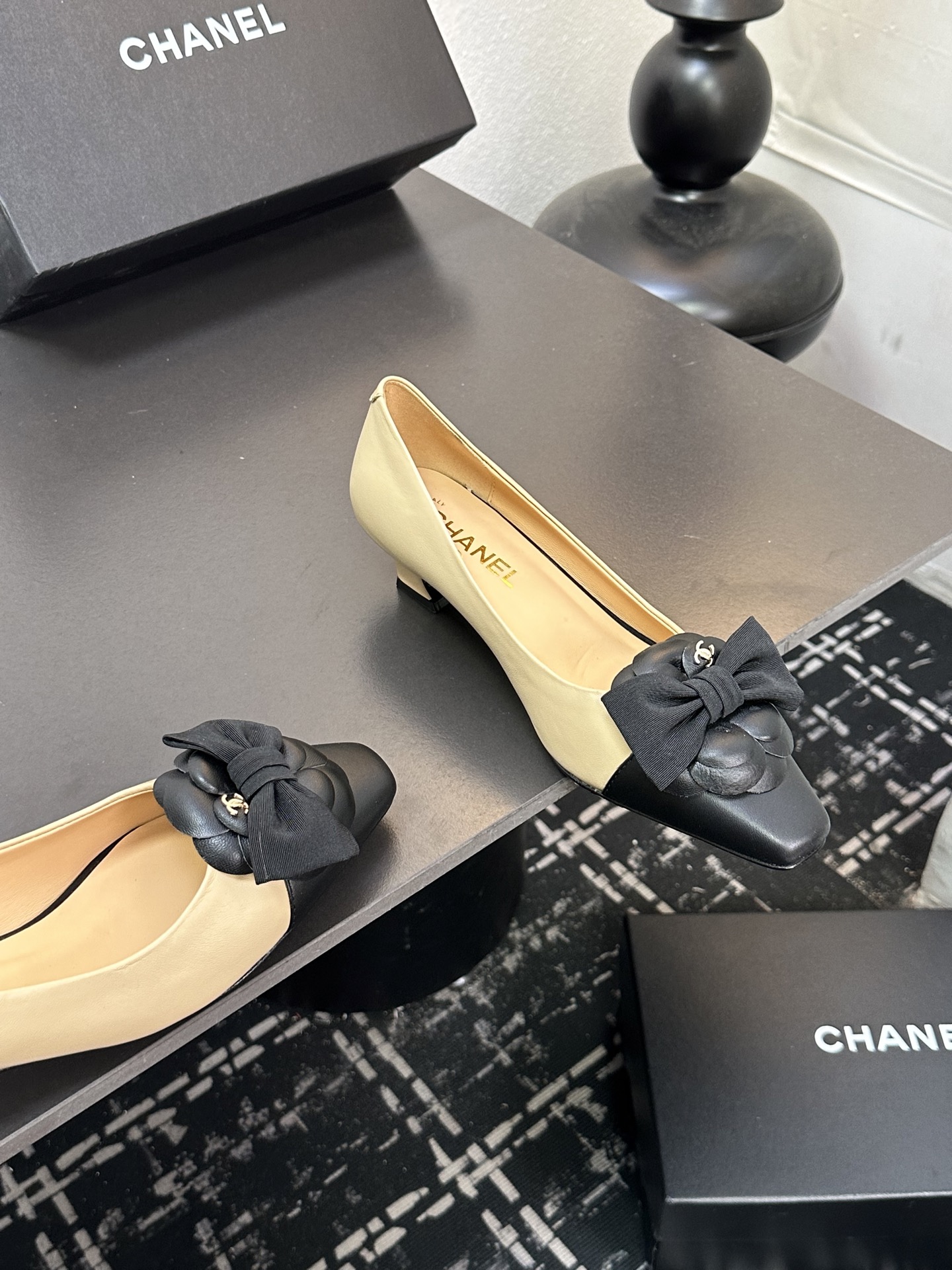 CHANEL シャネル フラットシューズ 本革 ブラック ベージュ 全2色 - 画像 5