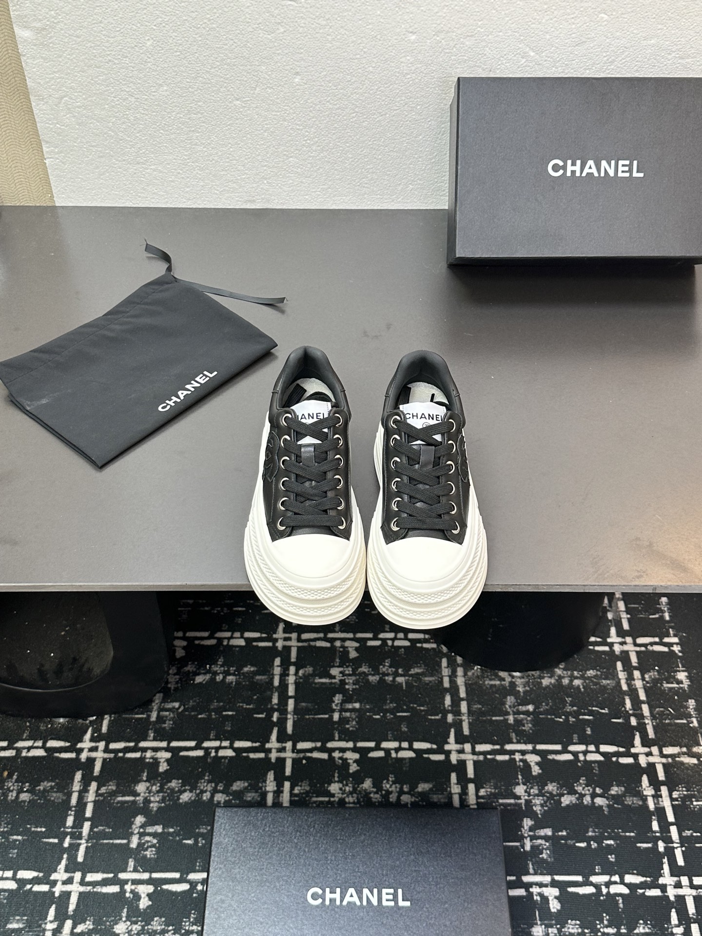 CHANEL シューズ レディース メンズ 兼用 プラットフォームスニーカー ブラック 白