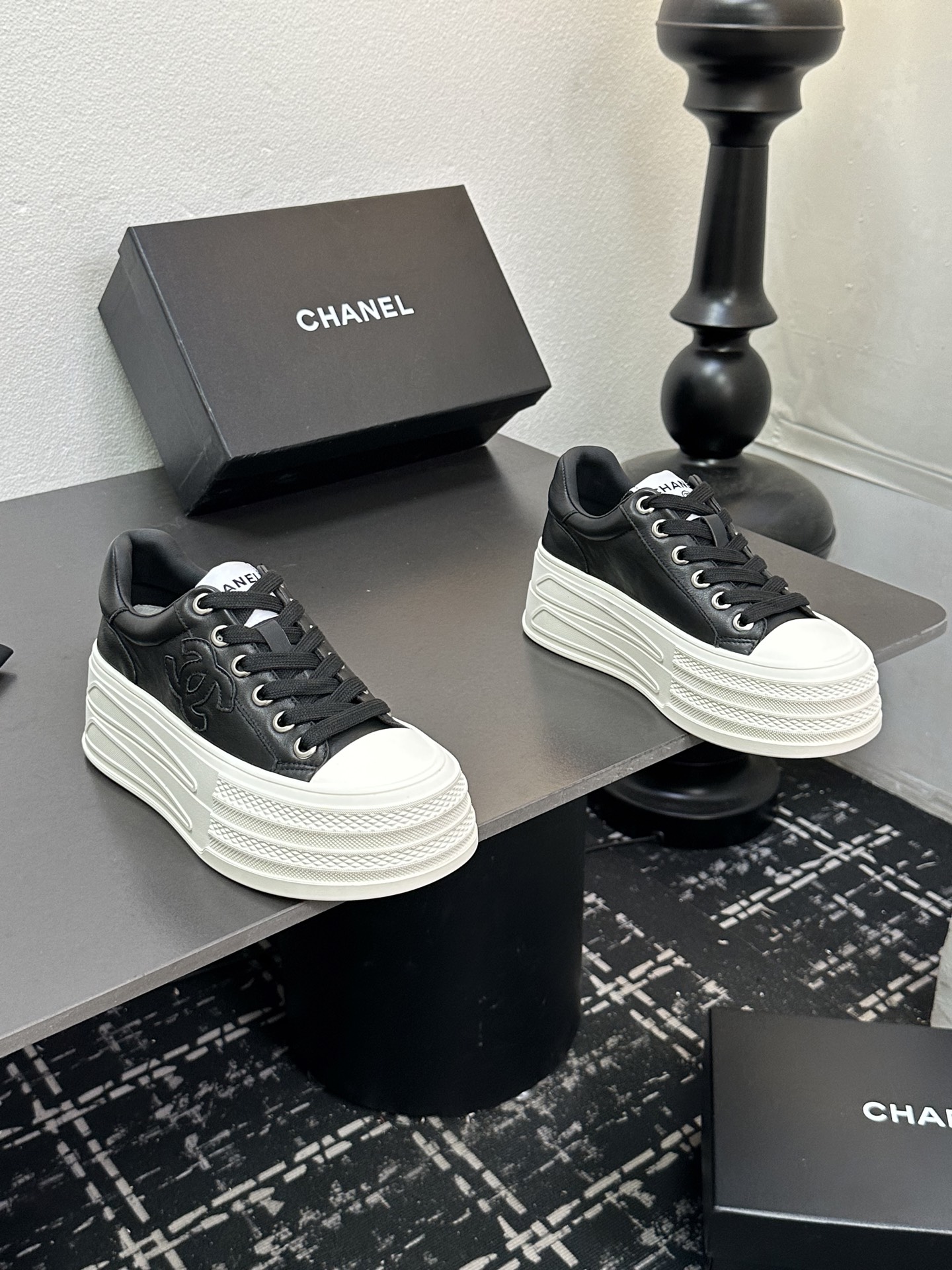 CHANEL シューズ レディース メンズ 兼用 プラットフォームスニーカー ブラック 白 - 画像 2