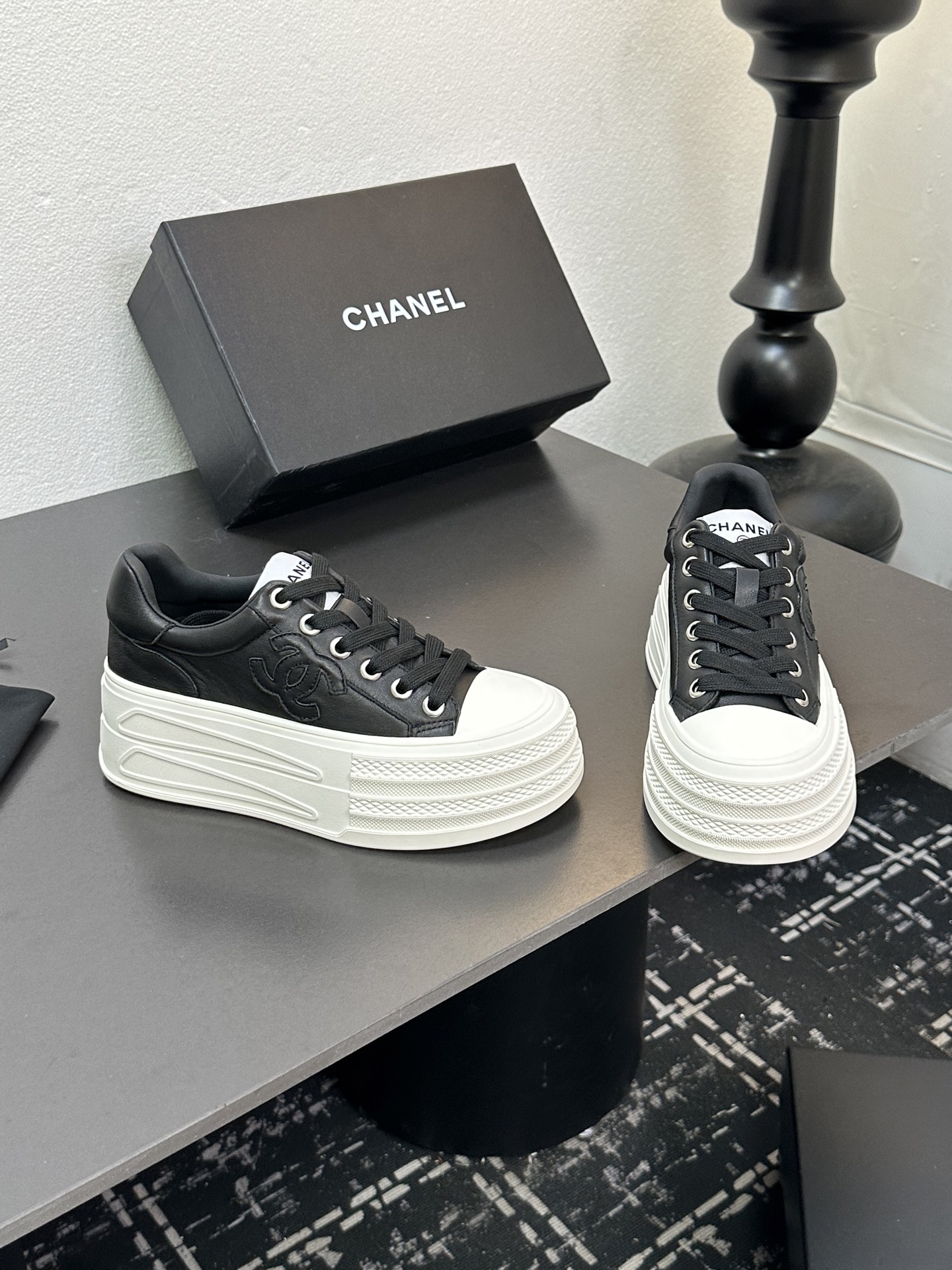 CHANEL シューズ レディース メンズ 兼用 プラットフォームスニーカー ブラック 白 - 画像 3