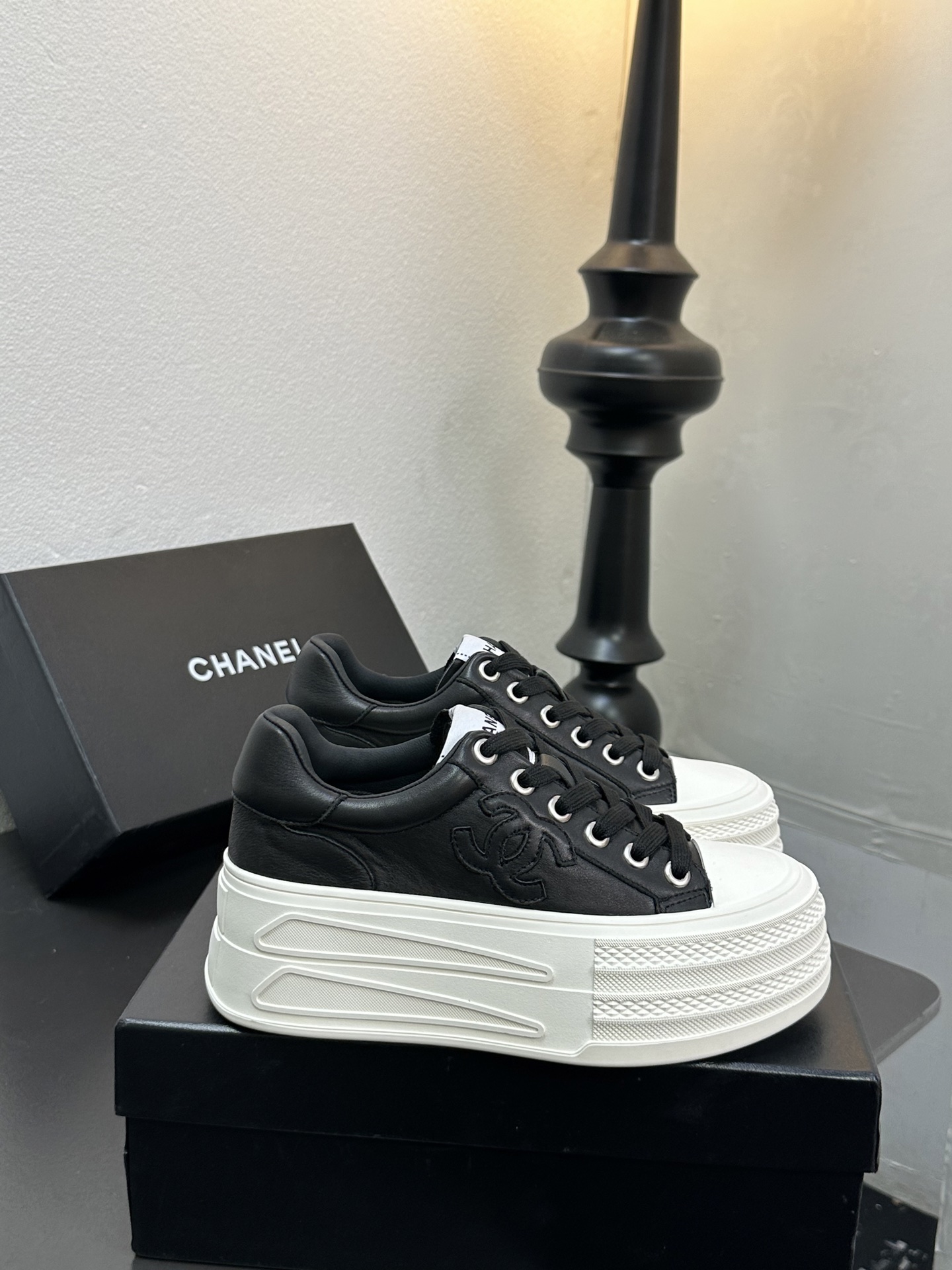 CHANEL シューズ レディース メンズ 兼用 プラットフォームスニーカー ブラック 白 - 画像 4