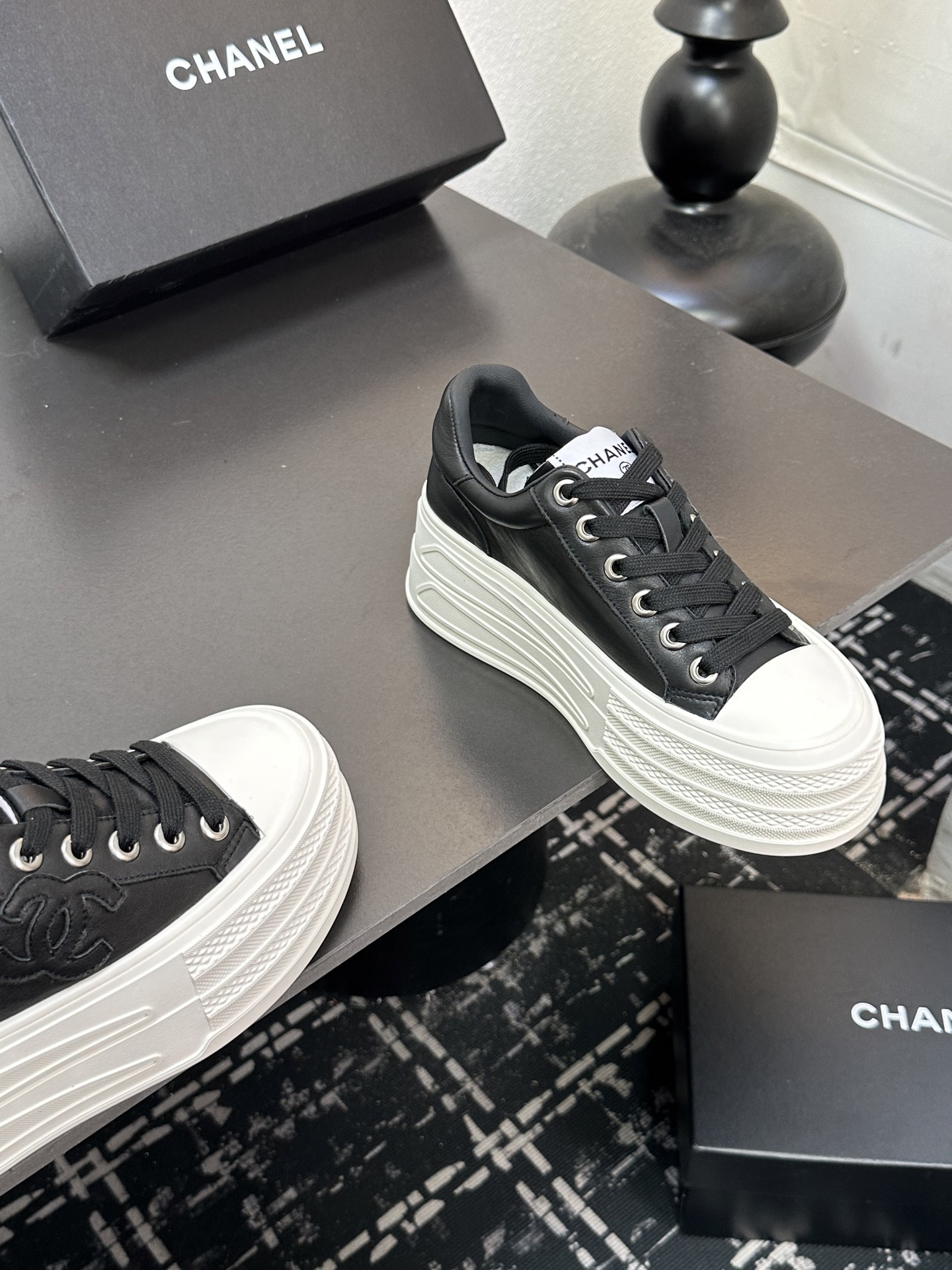 CHANEL シューズ レディース メンズ 兼用 プラットフォームスニーカー ブラック 白 - 画像 5