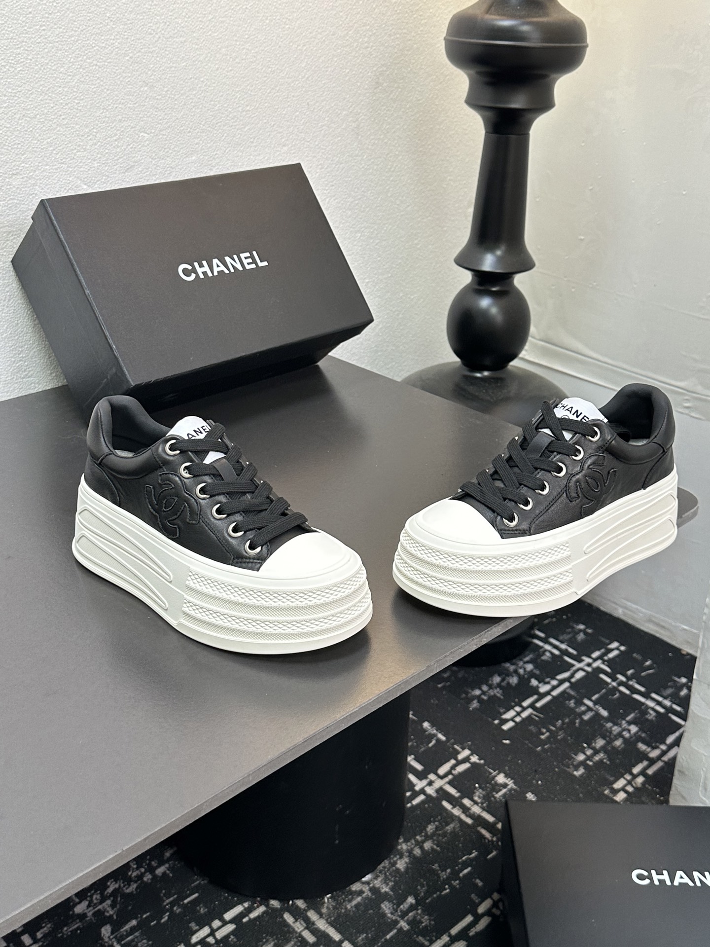 CHANEL シューズ レディース メンズ 兼用 プラットフォームスニーカー ブラック 白 - 画像 6